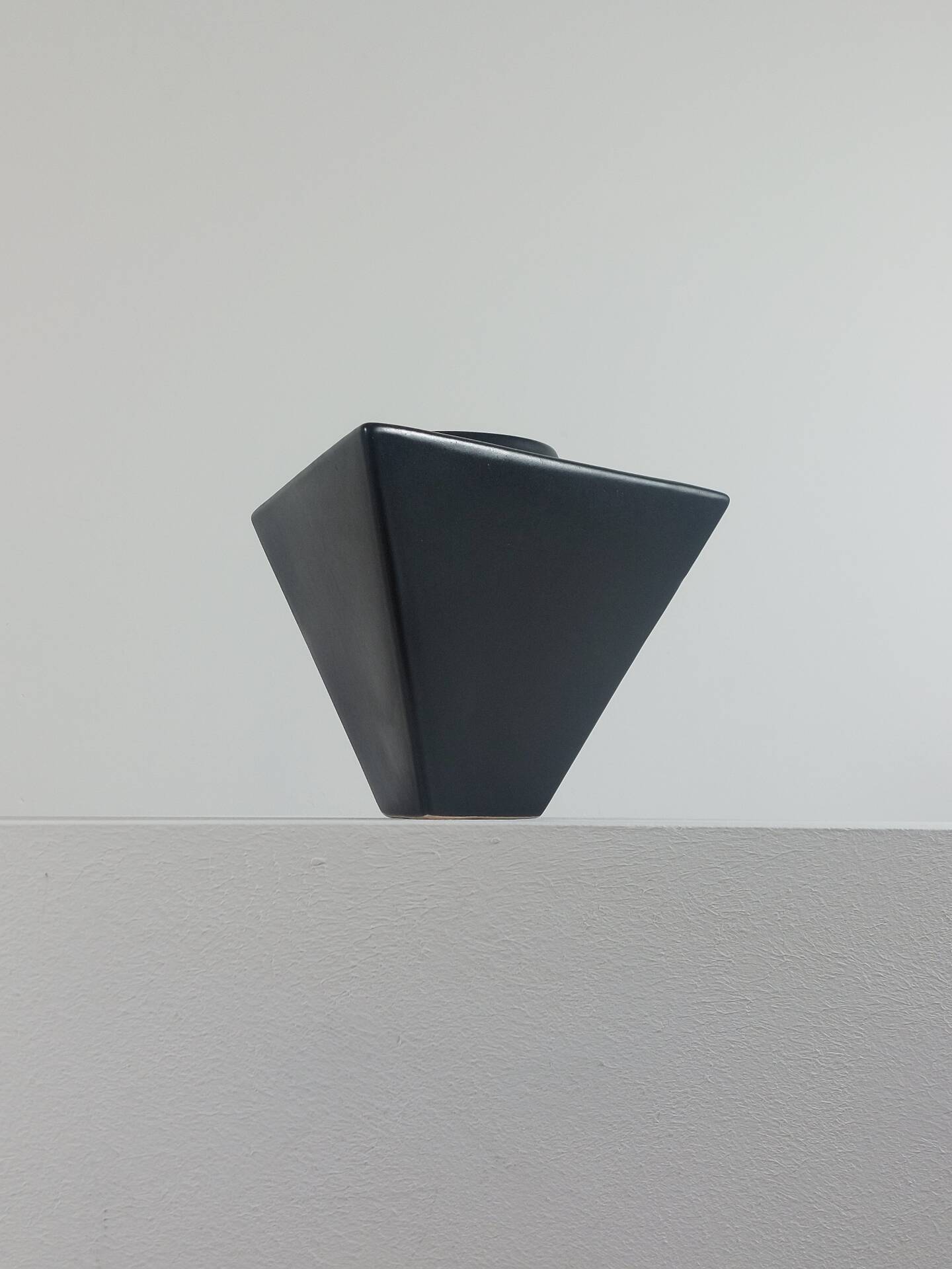 Vase en céramique postmoderne noir géométrique vintage