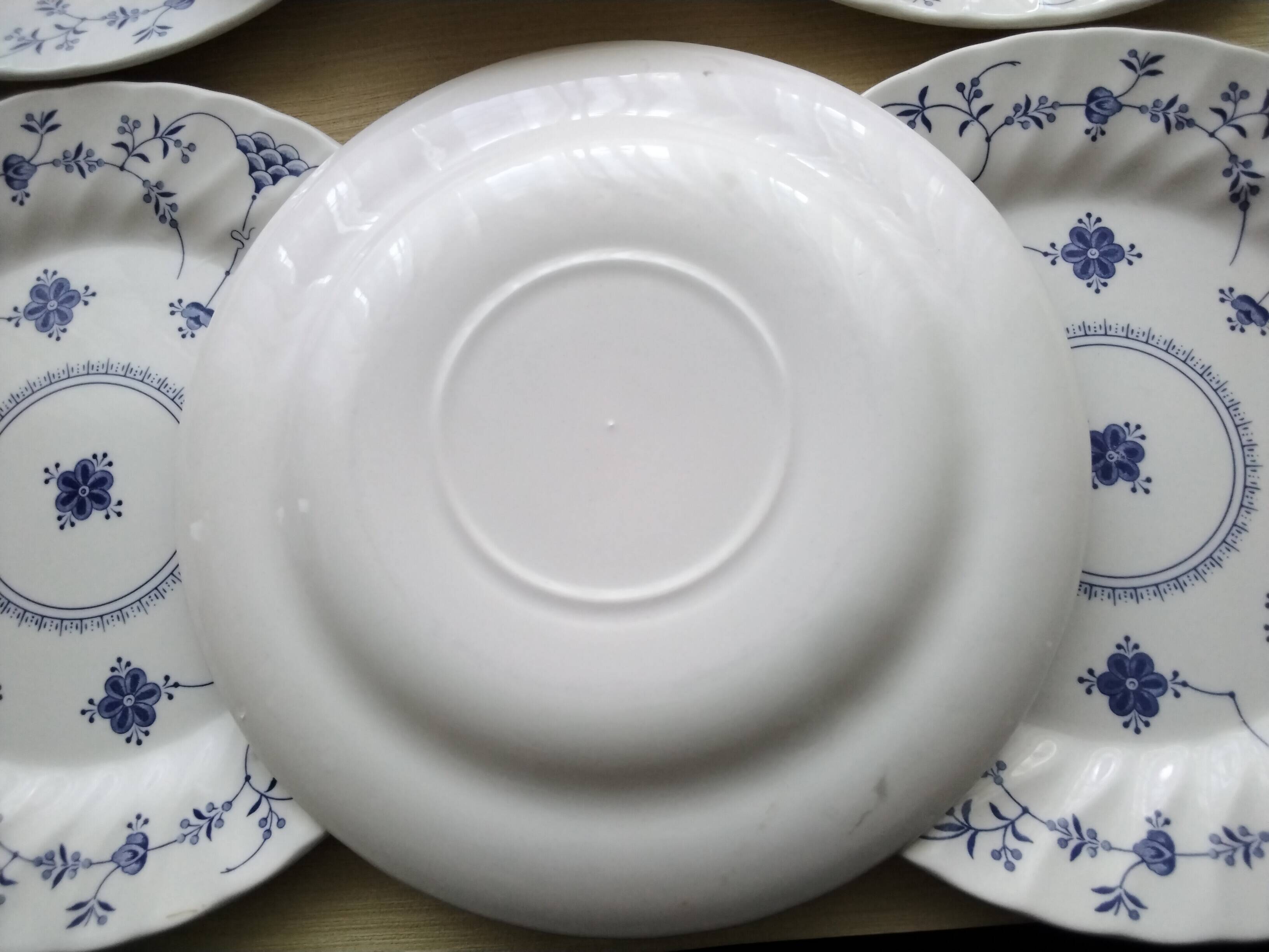 6 Queens English porcelain dinner plates