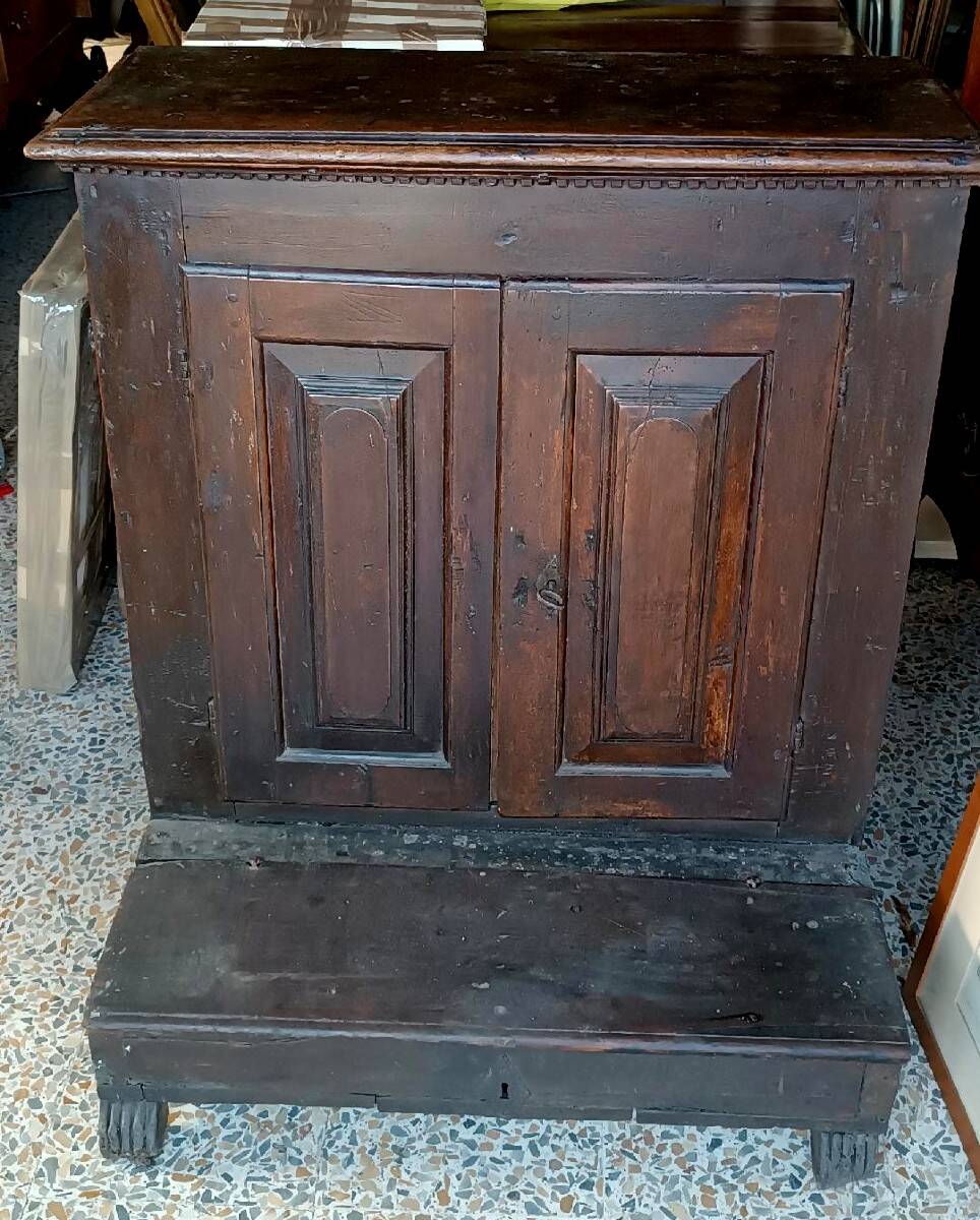 Grand agenouilloir ou buffet en noyer, début du XVIIe siècle, Italie