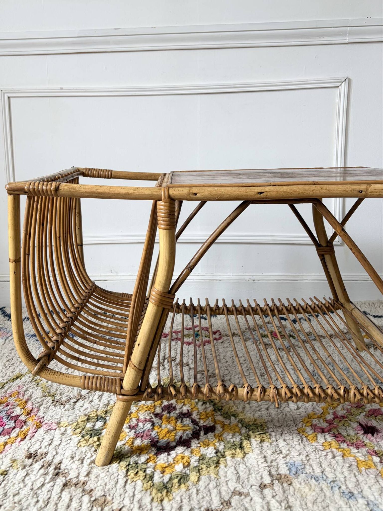 Table basse porte revues en rotin vintage