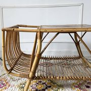 Table basse porte revues en rotin vintage