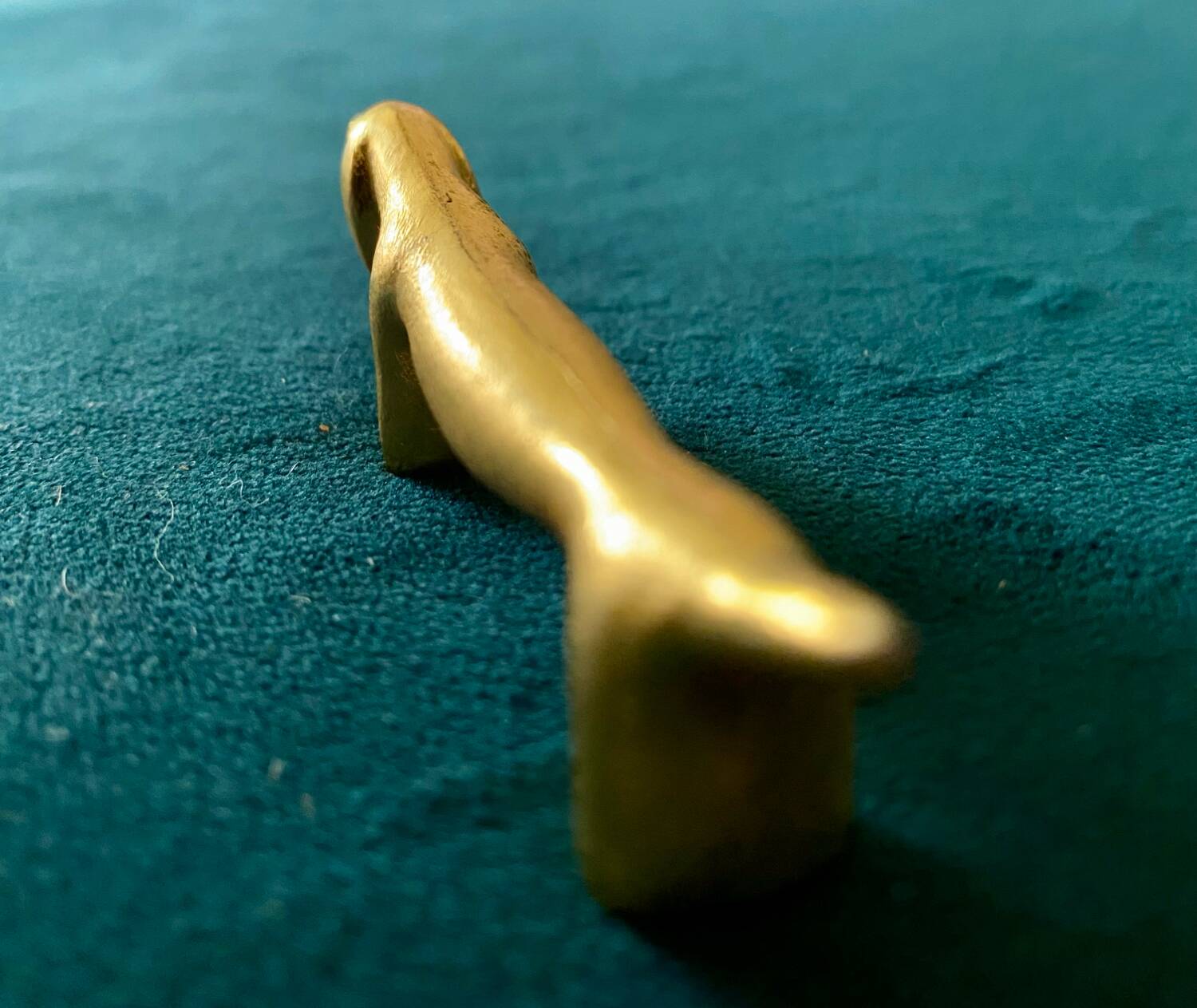 6 dog-shaped knife holders in fine gold-plated metal