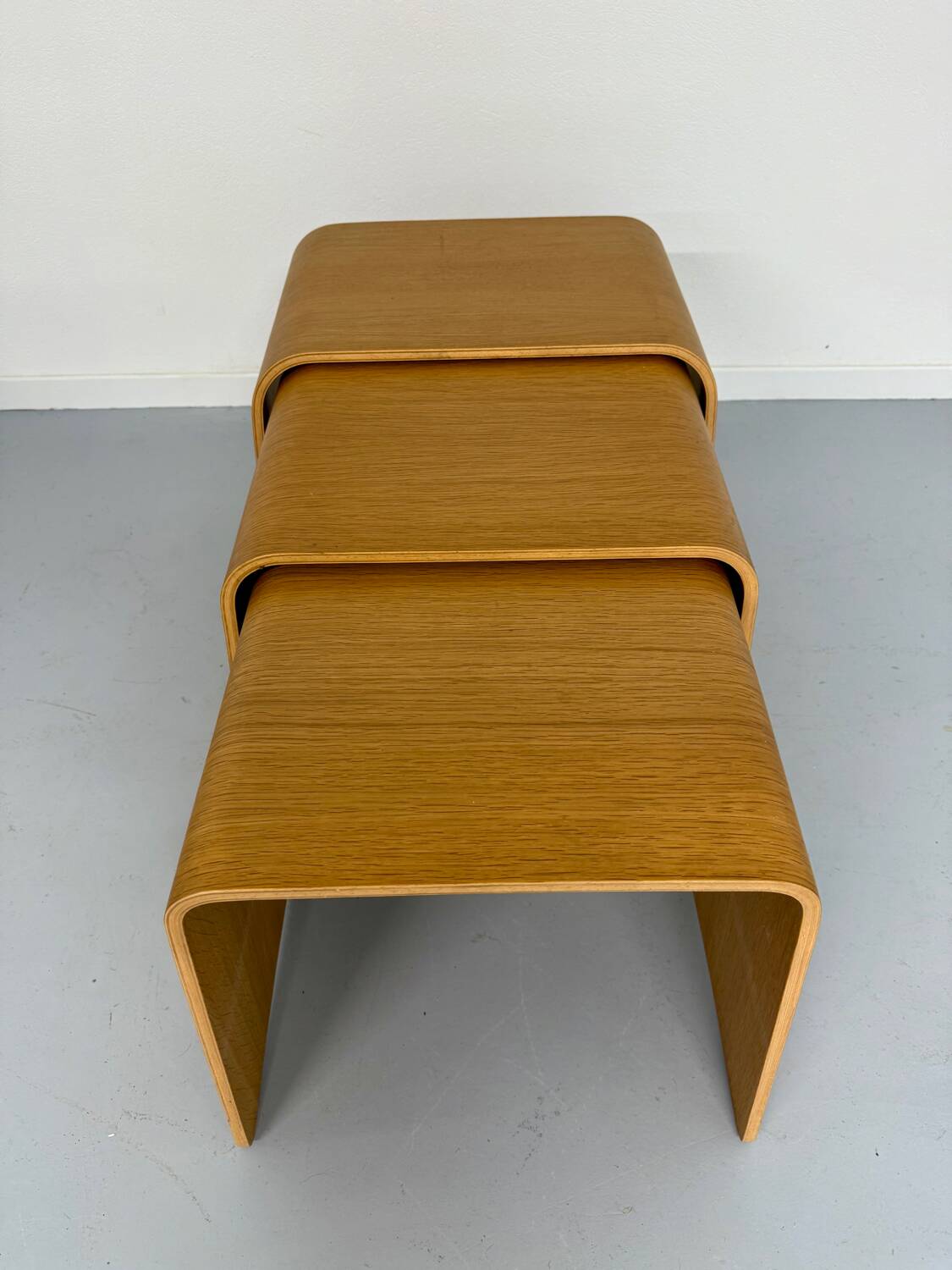 Set of 3 nesting coffee tables in thermoformed wood, 80s design