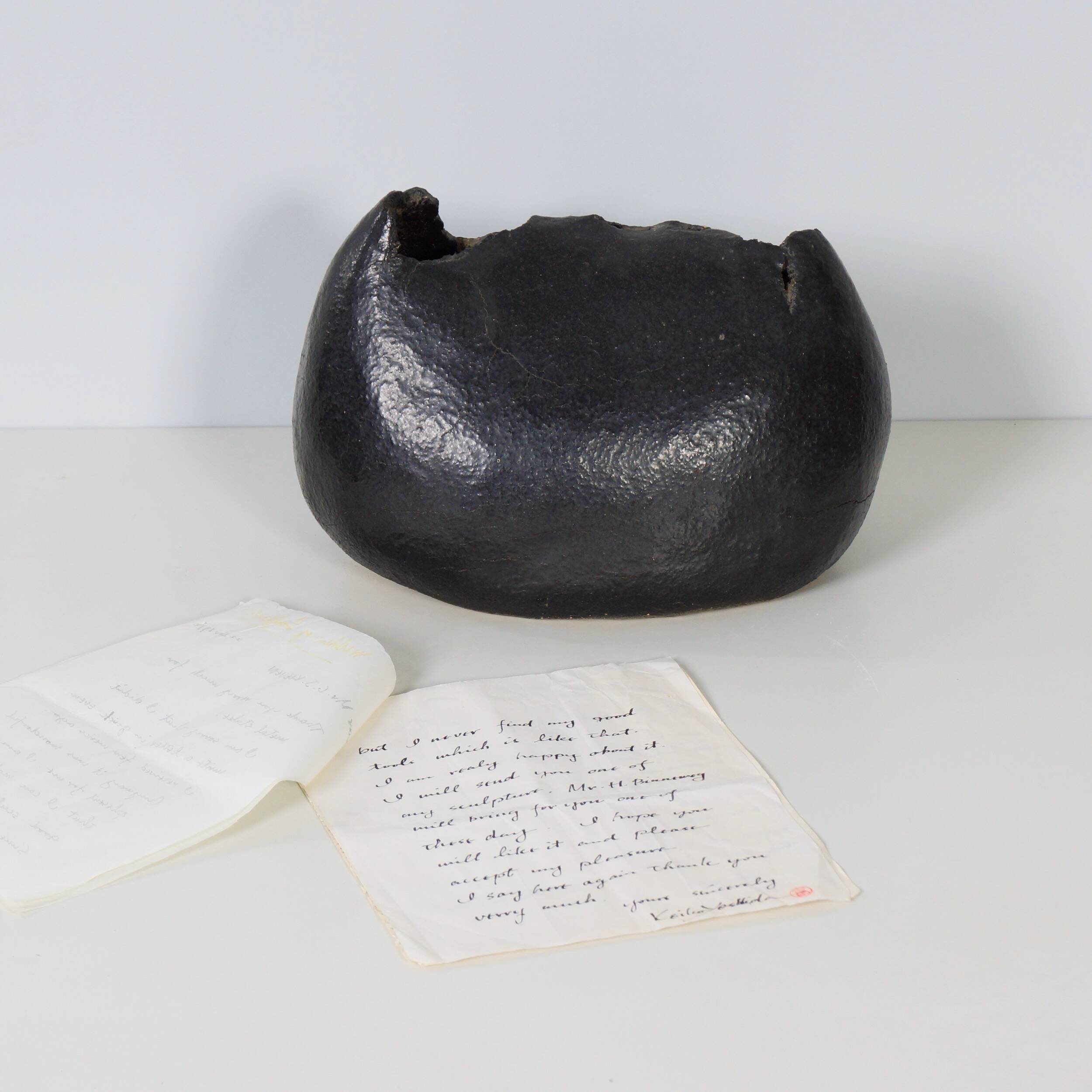 Sculptural vase by Keiko Yoshida from 1971 in black ceramic
