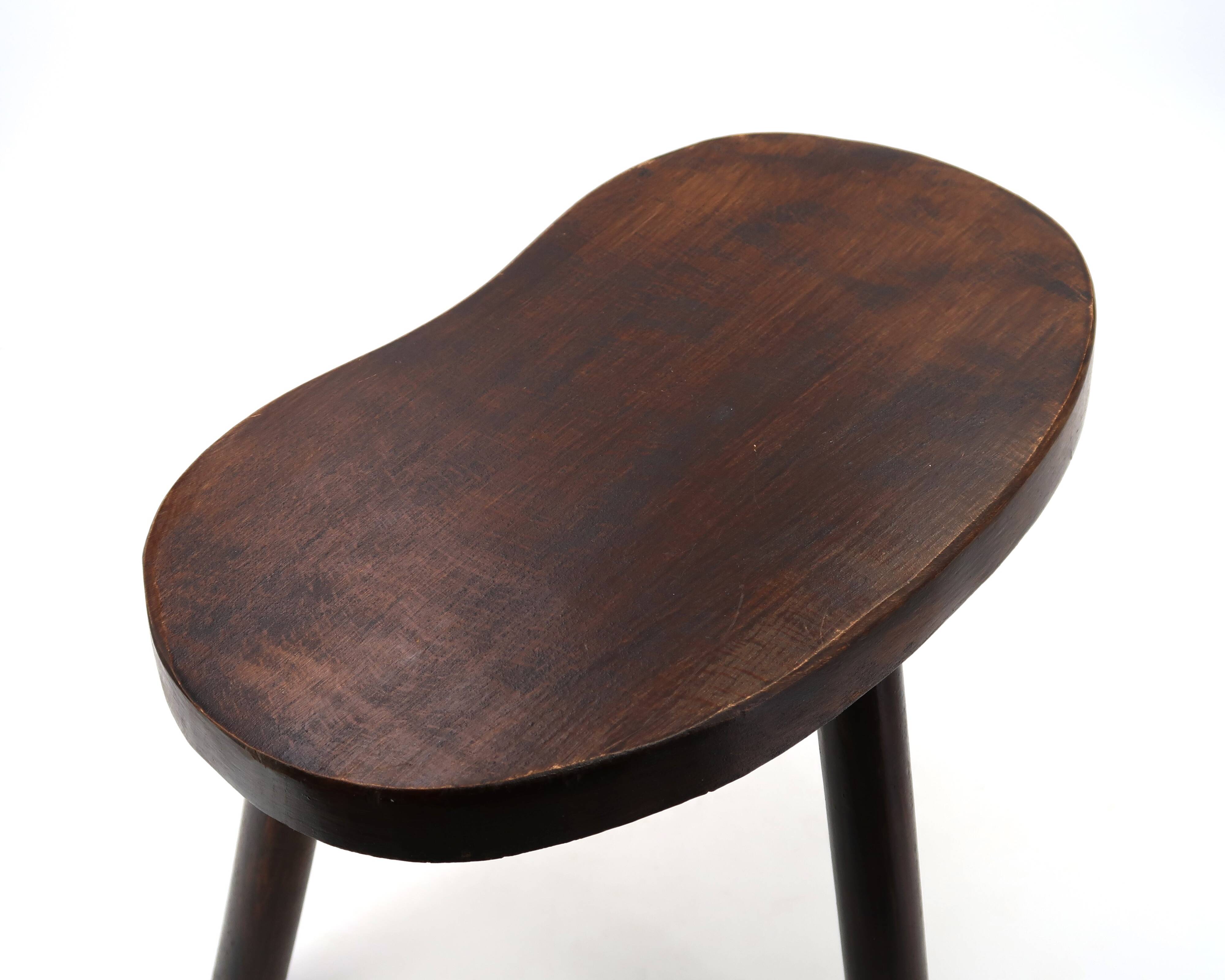 Wooden tripod bedside or occasional table, bean-shaped top.