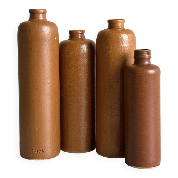 Ensemble de bouteilles anciennes en grès