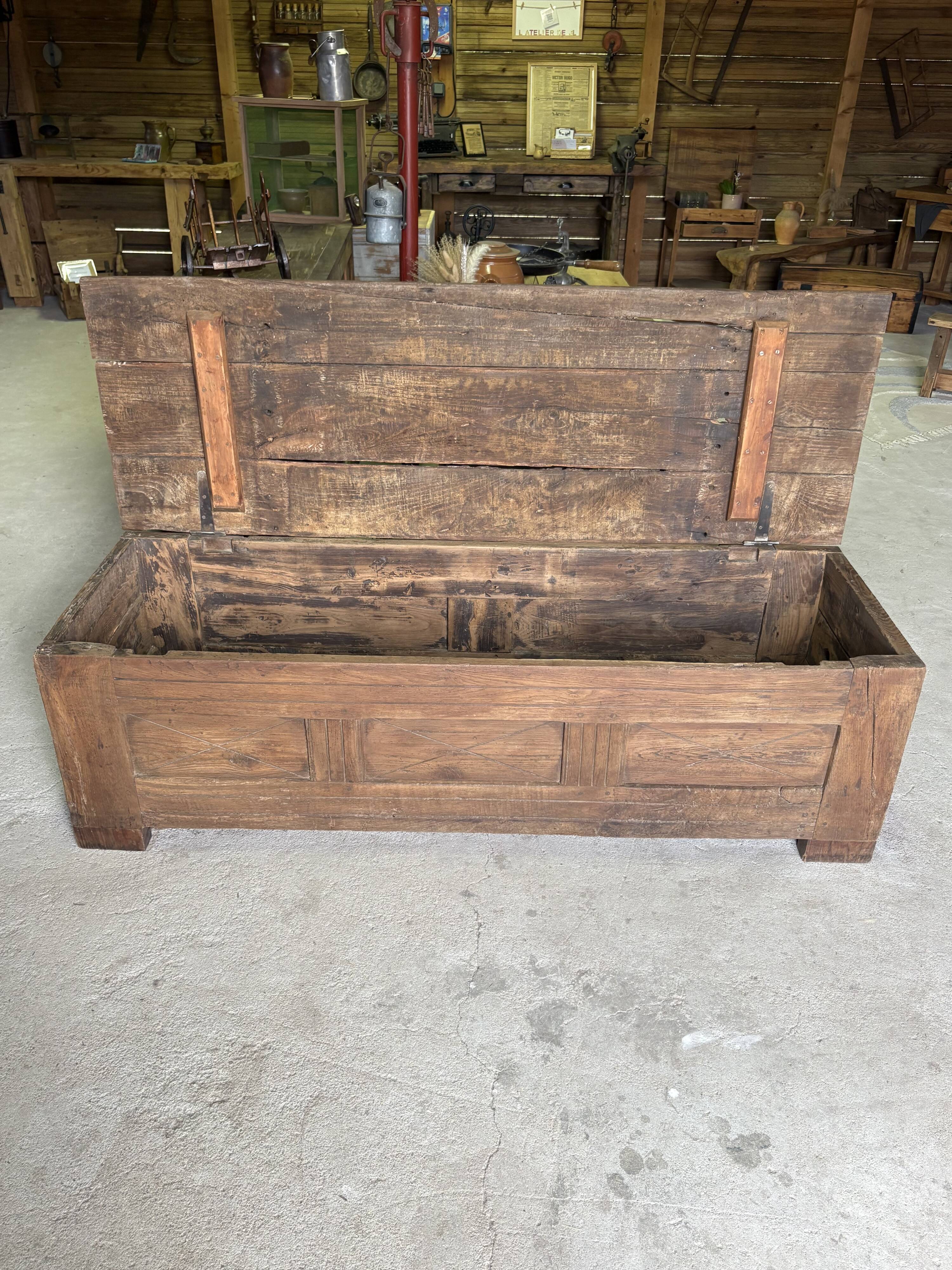 Maie ancienne en bois massif