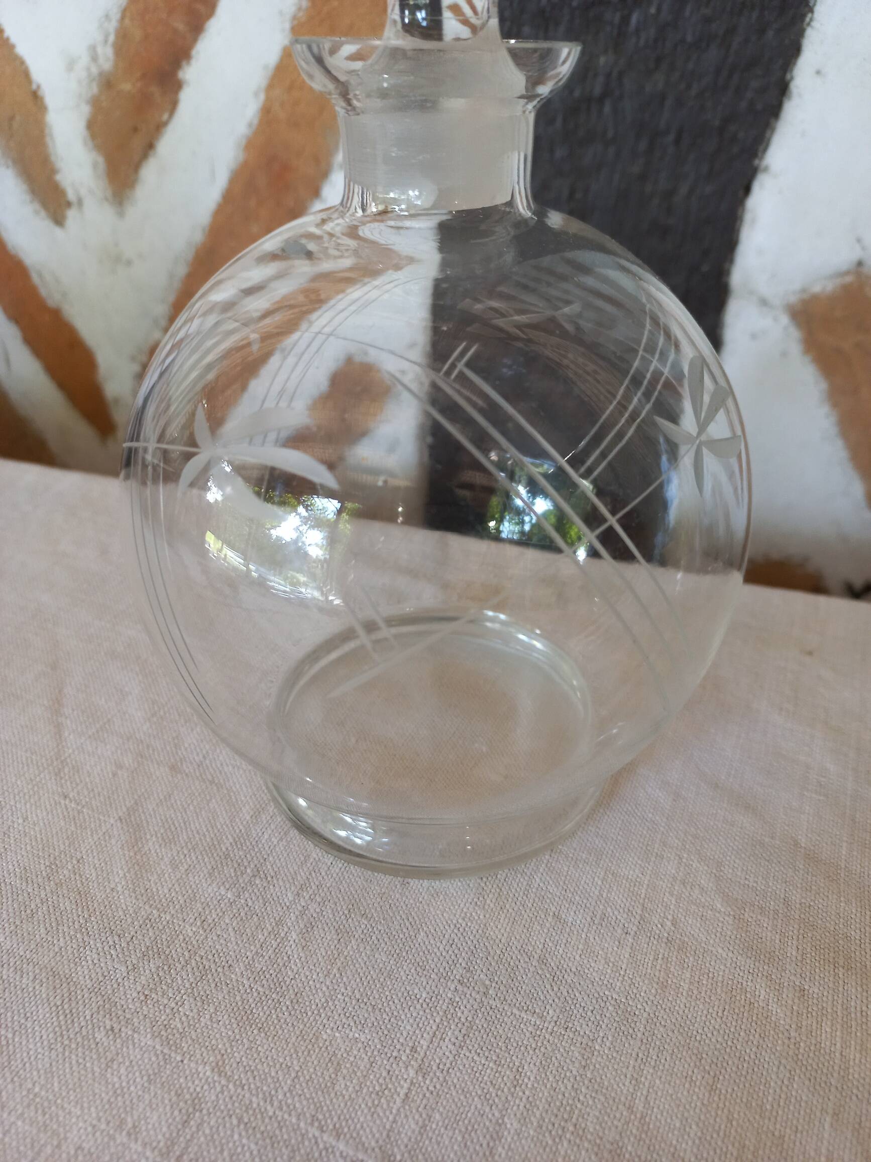 Round carafe in chiseled glass