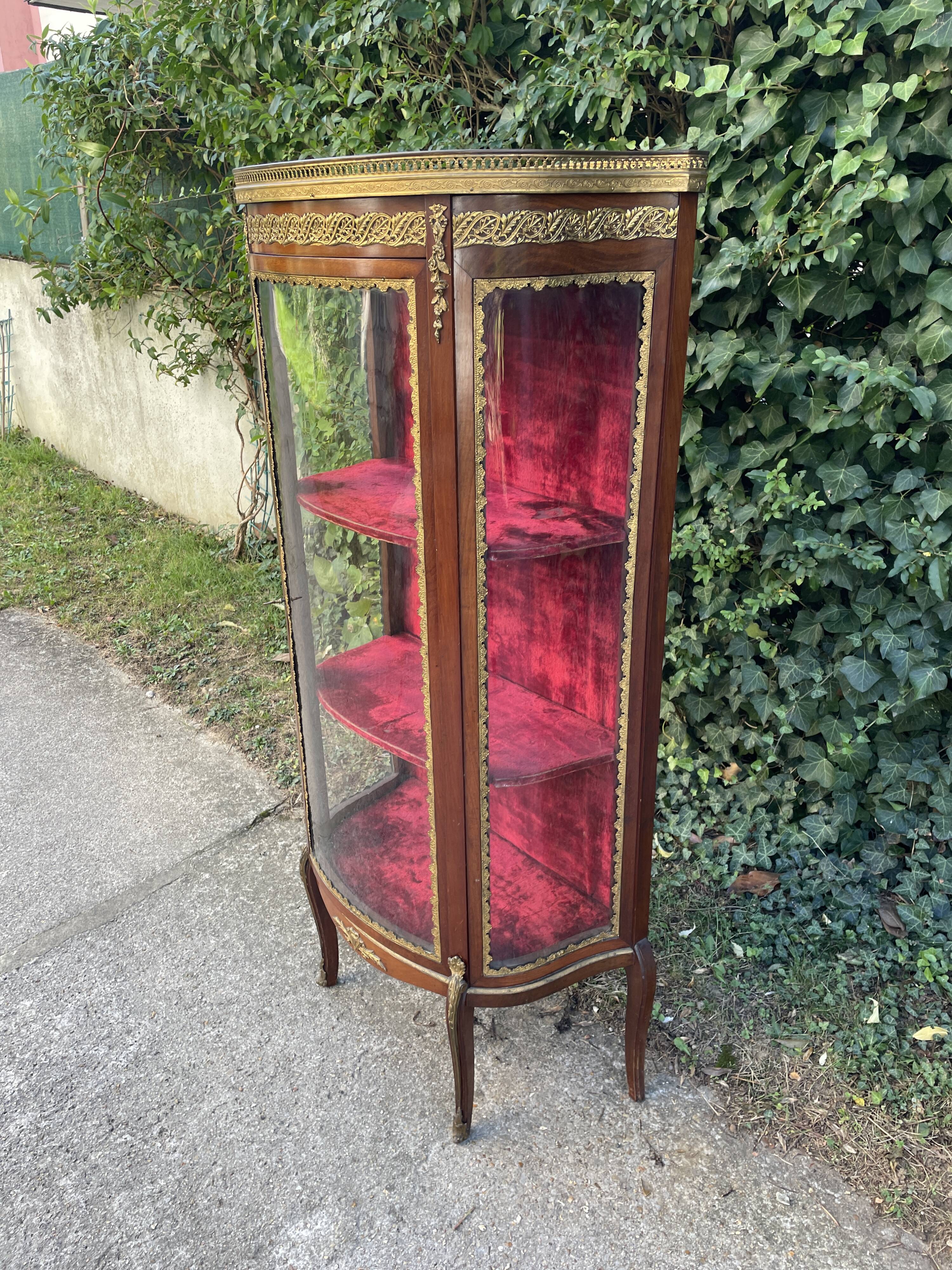 Small display case with curved glass in the Transition / Louis XVI style.