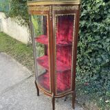 Small display case with curved glass in the Transition / Louis XVI style.