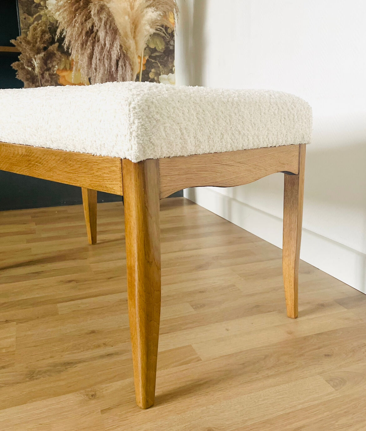 Oak bench, white fabric