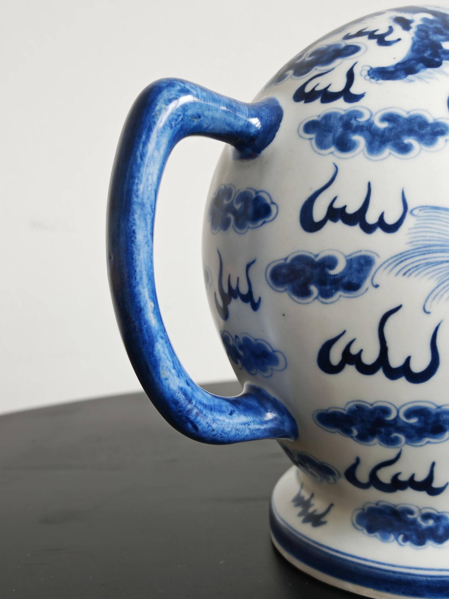 Blue and white porcelain teapot Cadogan, Guangxu period, 19th century.