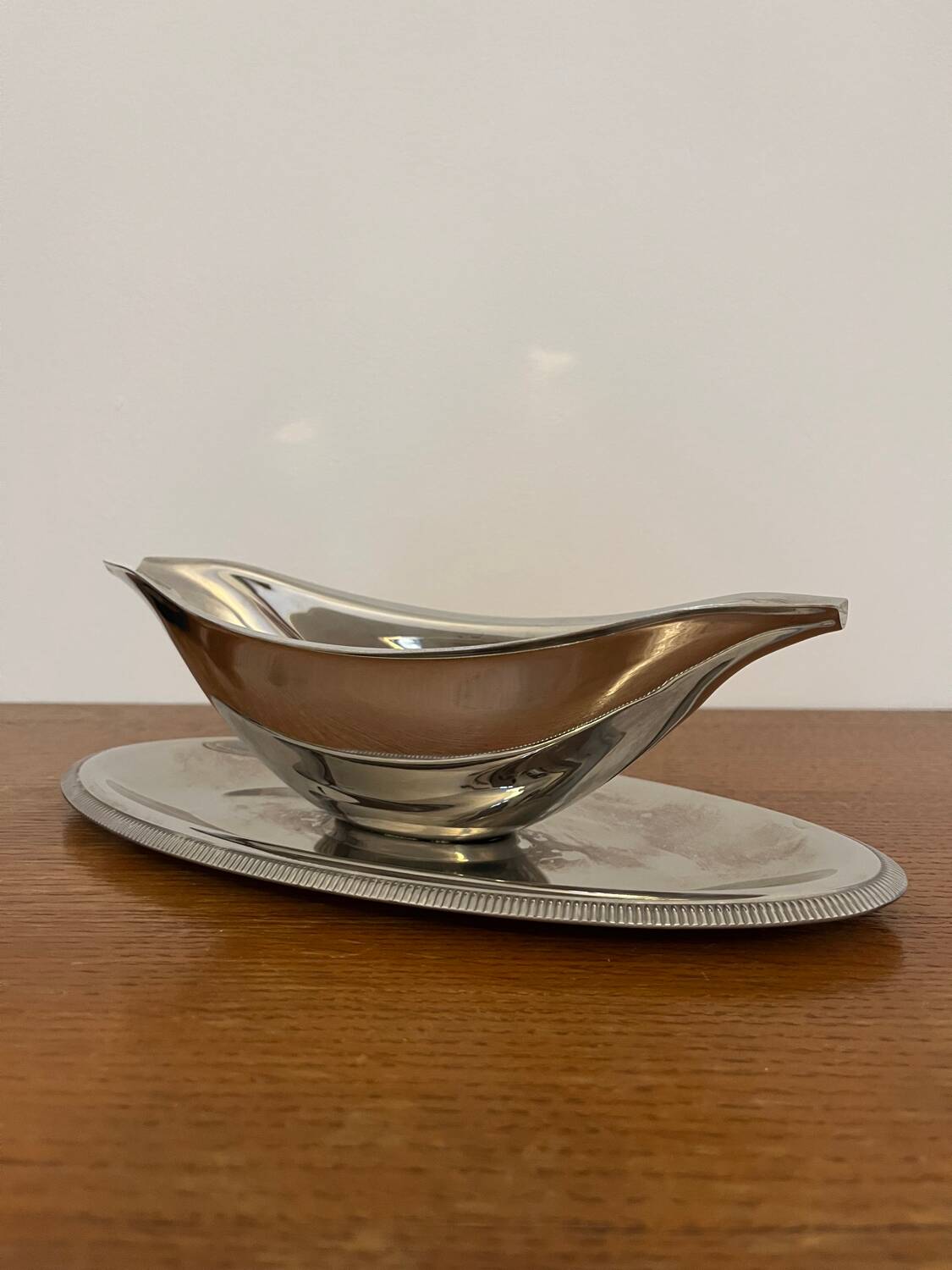 Stainless steel gravy boat