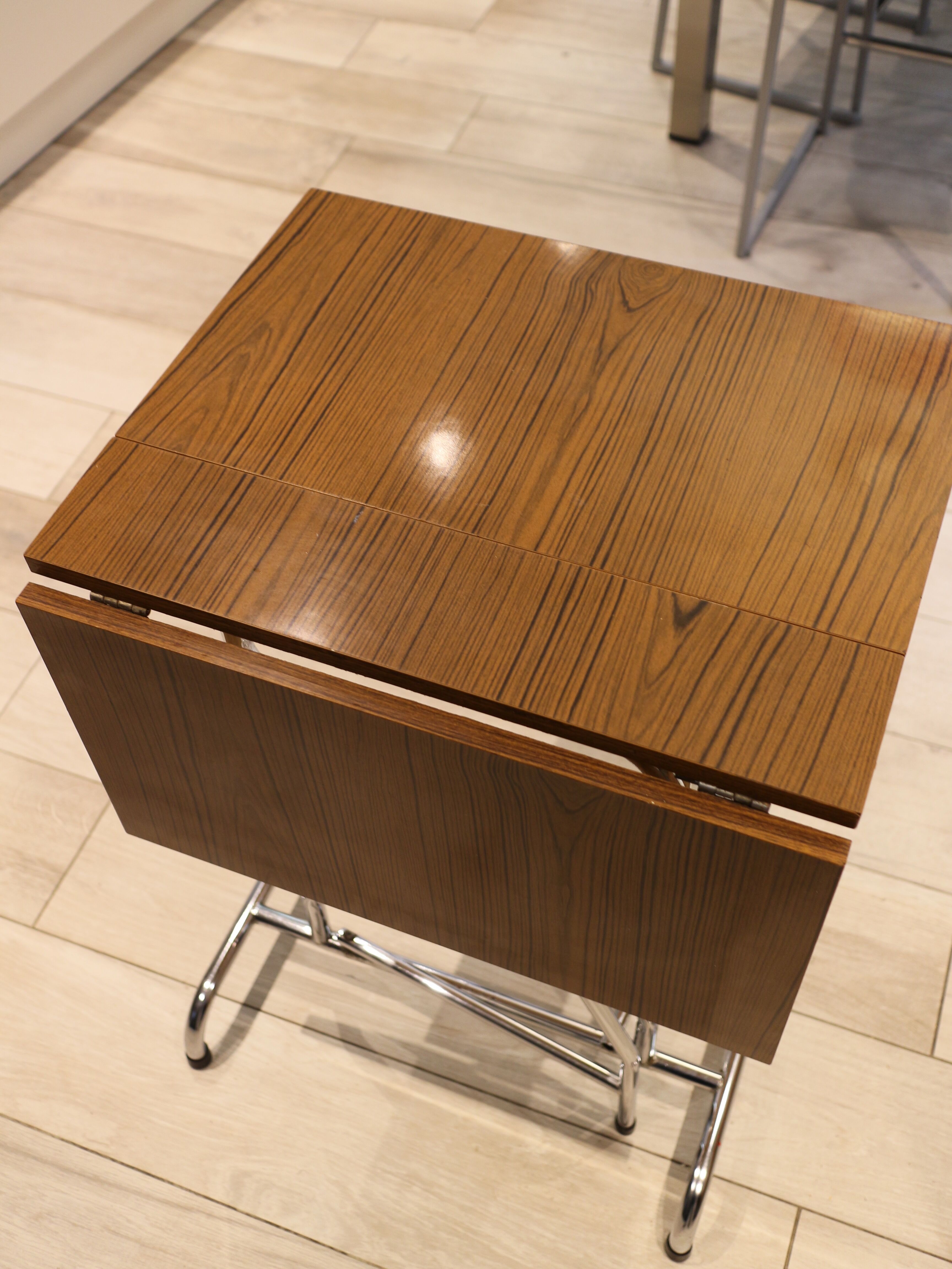 Table in folding brown Formica