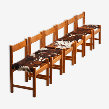 Série de 6 chaises en pin et peau de vache 1970