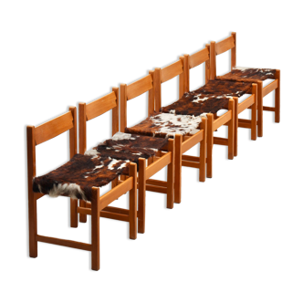Série de 6 chaises en pin et peau de vache 1970