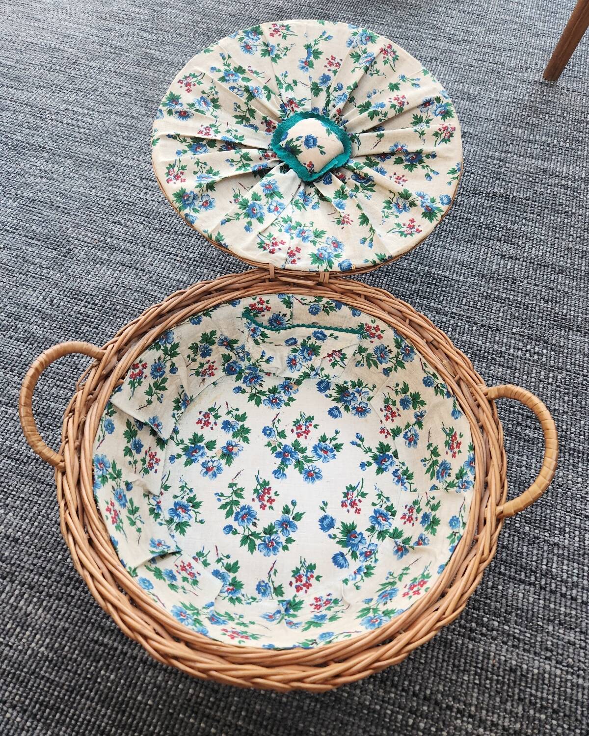 Woven wicker basket: vintage