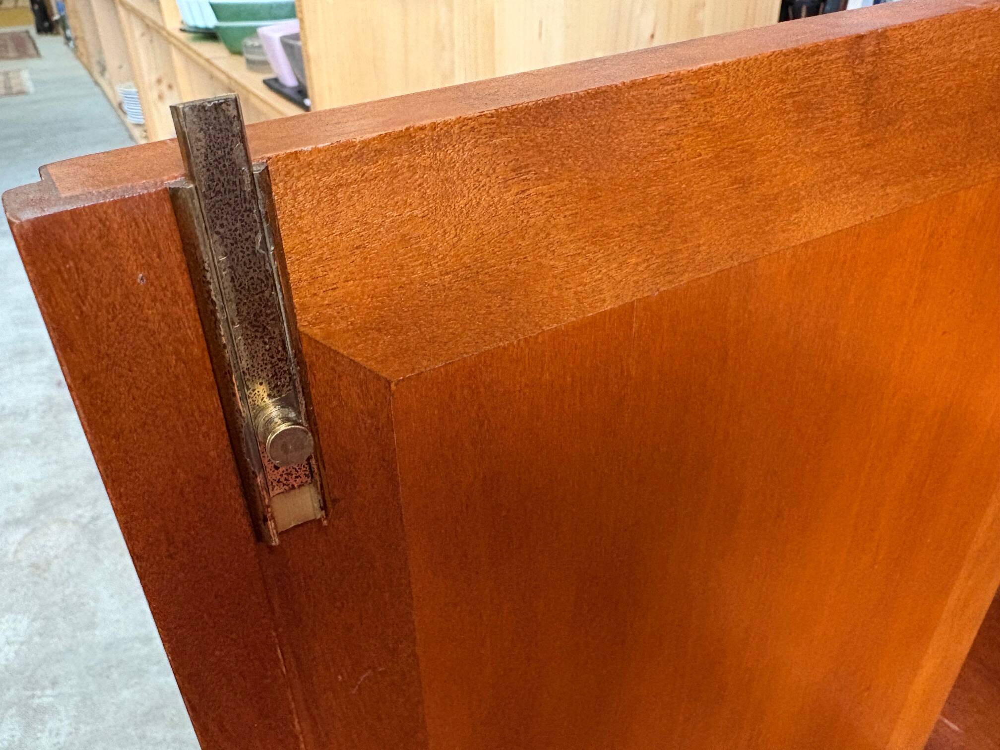 Buffet “style Louis XVI” — pièce décorative avec charme classique