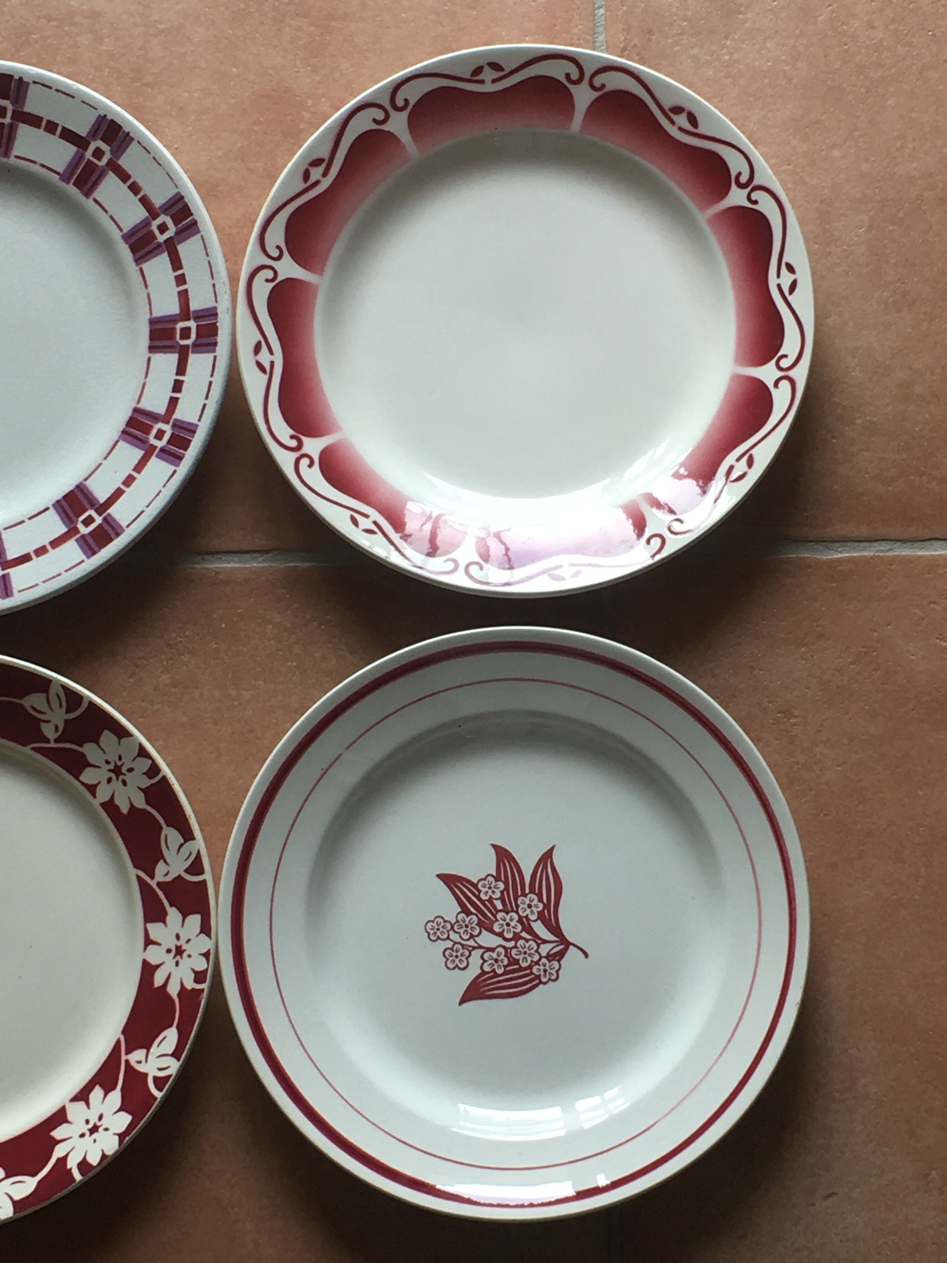 4 different plate plates on earthenware