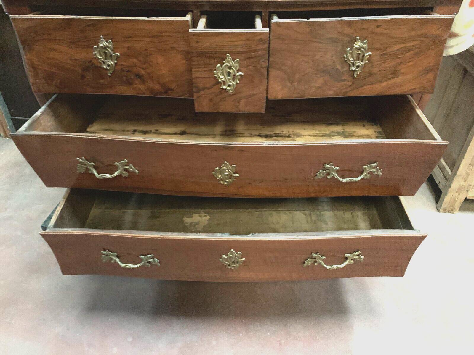 Louis XV curved chest of drawers in solid walnut Period 18th century