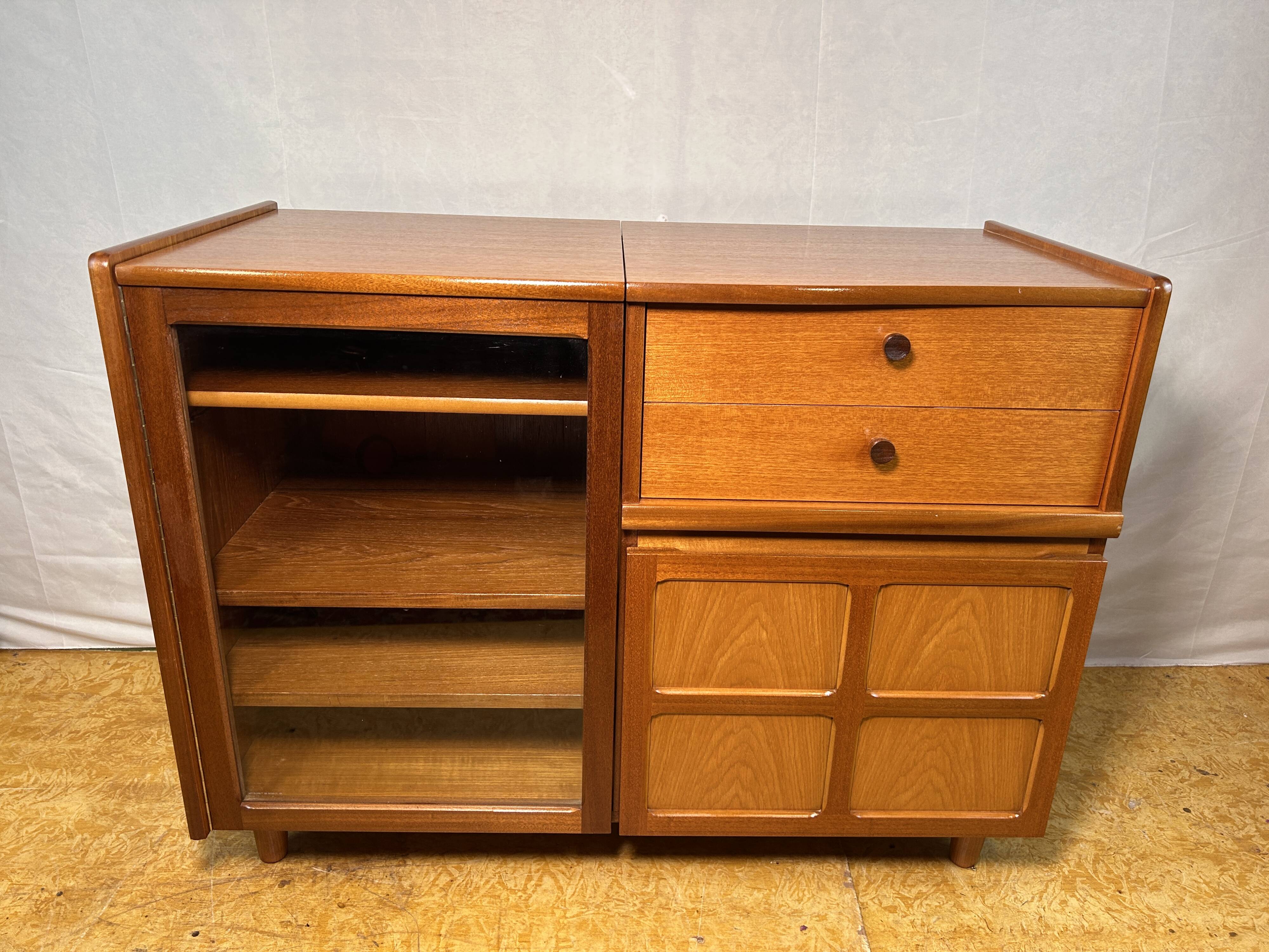 Meuble à disques et à musique rétro vintage en teck du milieu du siècle par Parker Knoll 1970