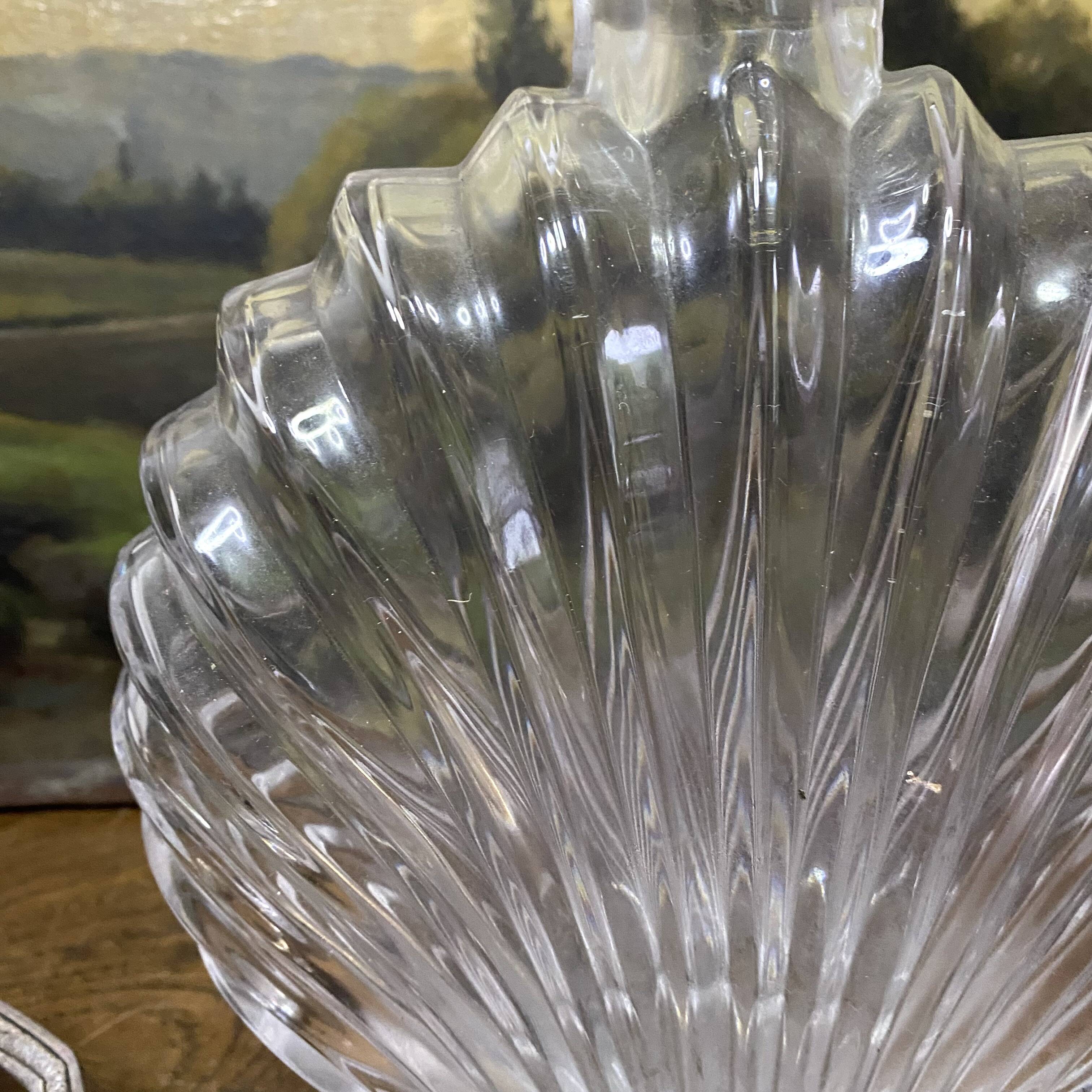 Shell-shaped carafe with a ball stopper