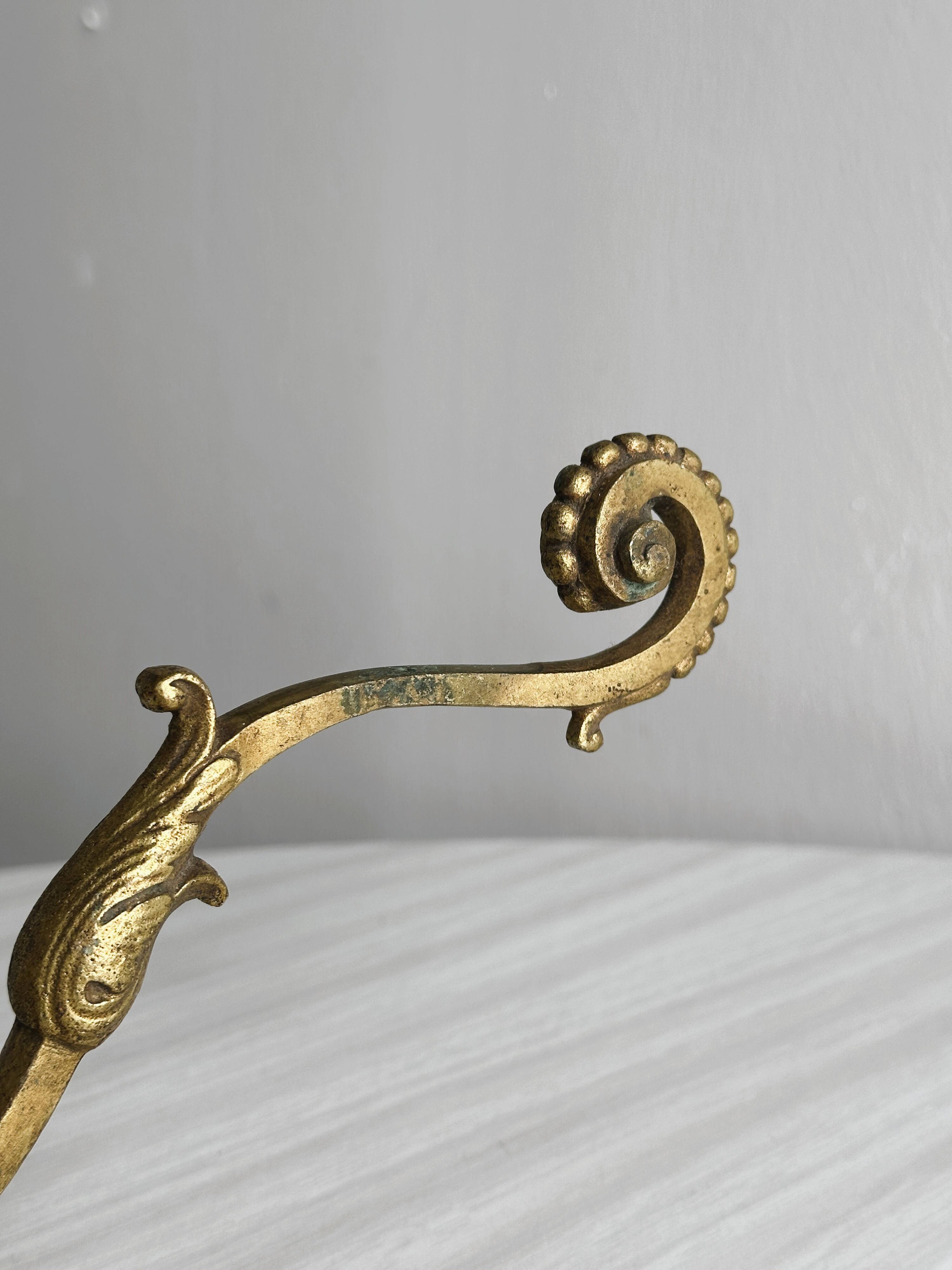 Patère murale en métal doré