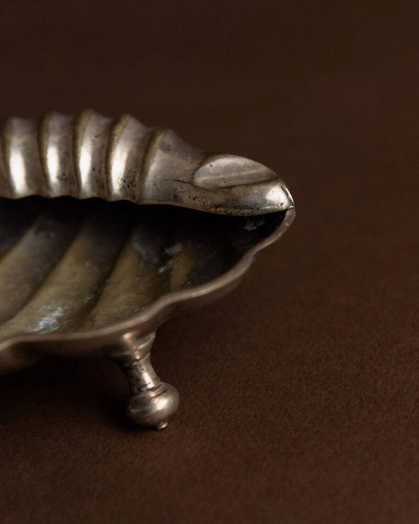 Argent metal ashtray in shell shape with feet – 1960s Italy vintage decor, gift idea for her