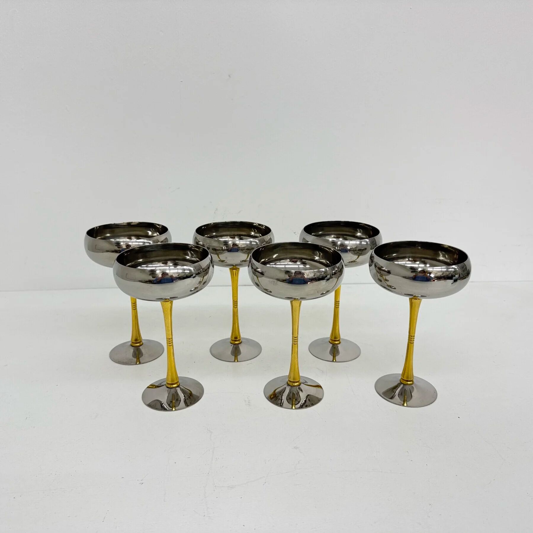 Ensemble de 6 coupes à champagne en acier inoxydable et laiton italien des années 1970.