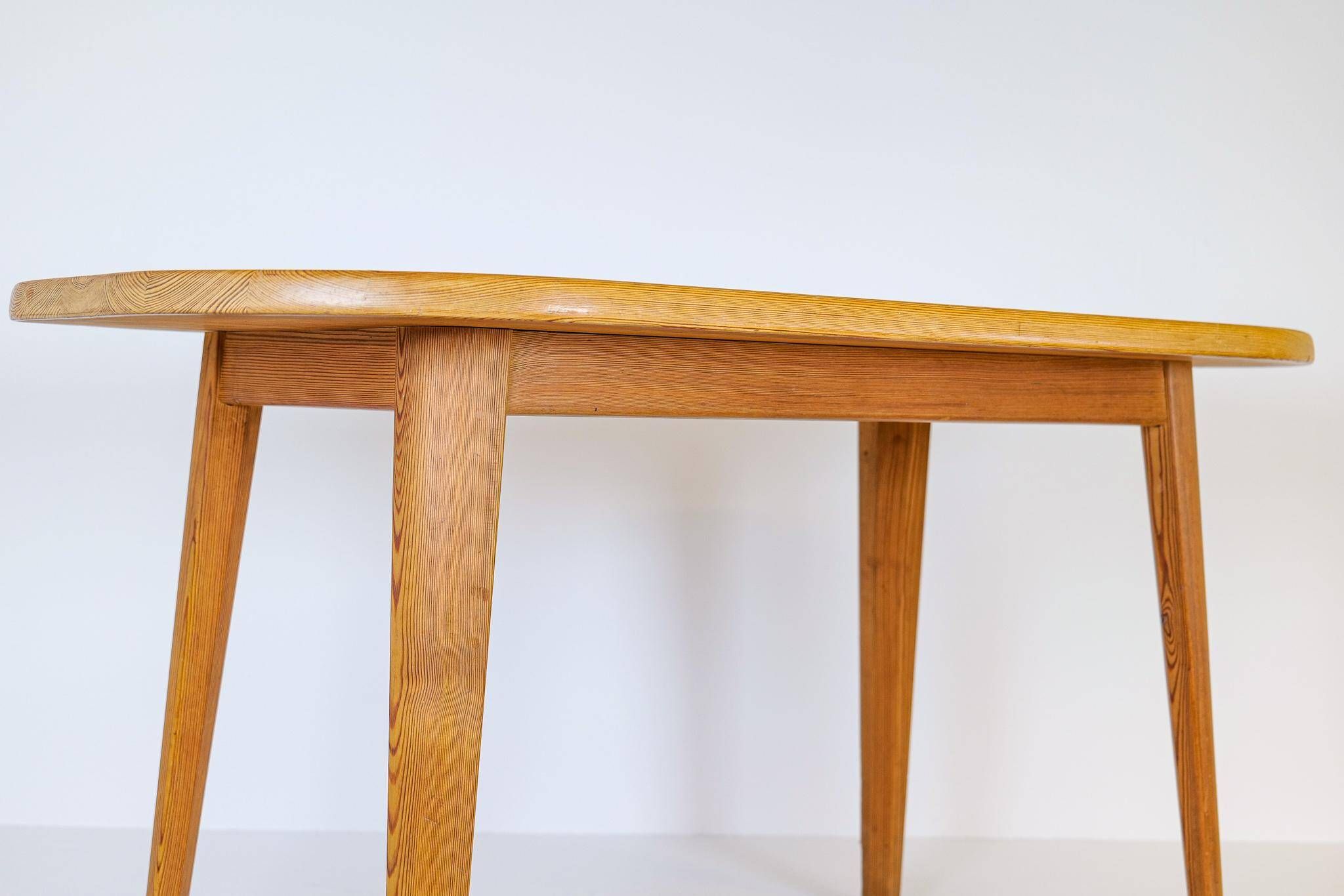 Table basse en pin du milieu du siècle par Carl Malmsten, Suède, années 1940