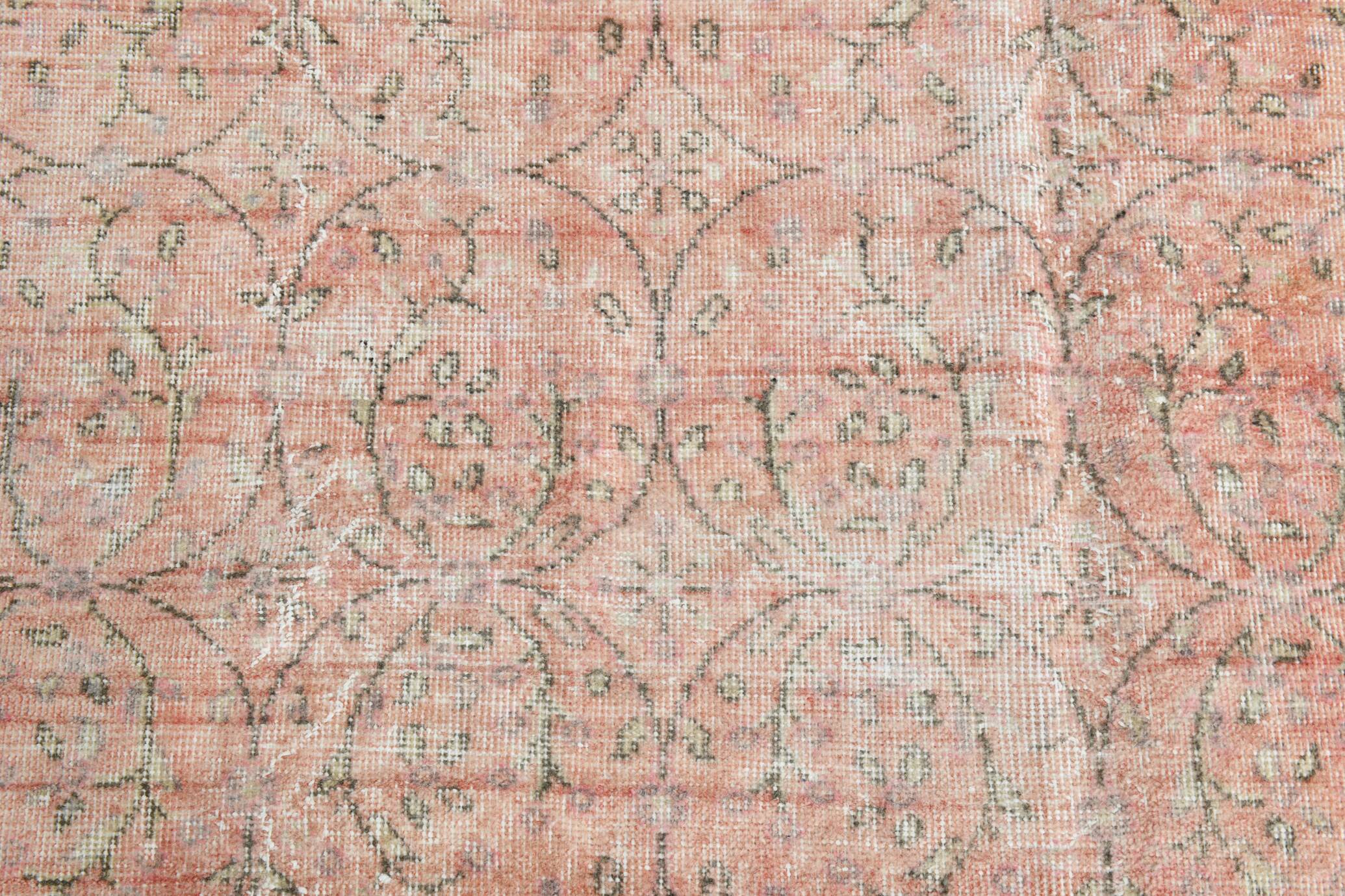 Tapis vintage à décor floral rouge et beige