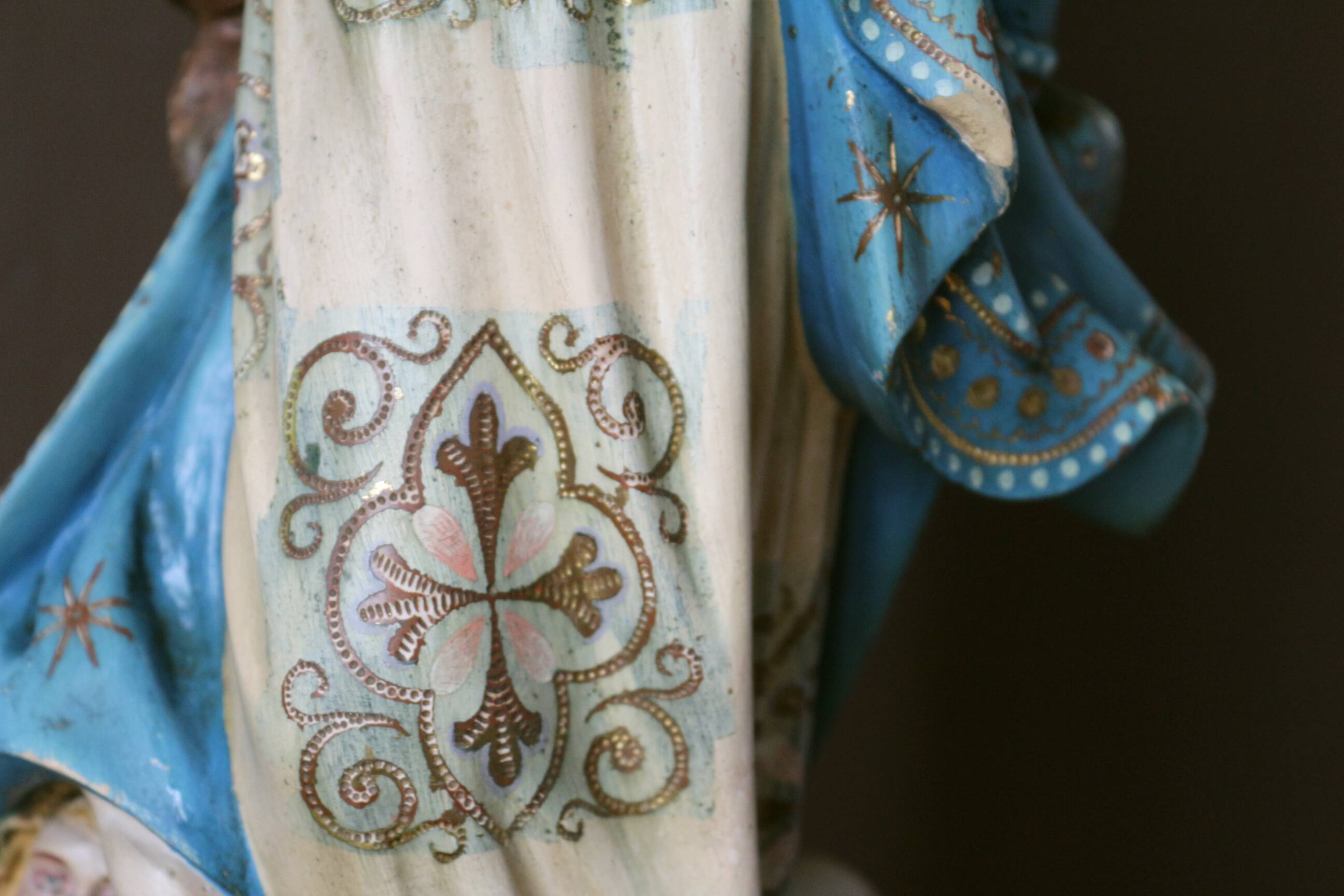 Plaster statuette of the Virgin of Olot with glass eyes. Early 20th century.