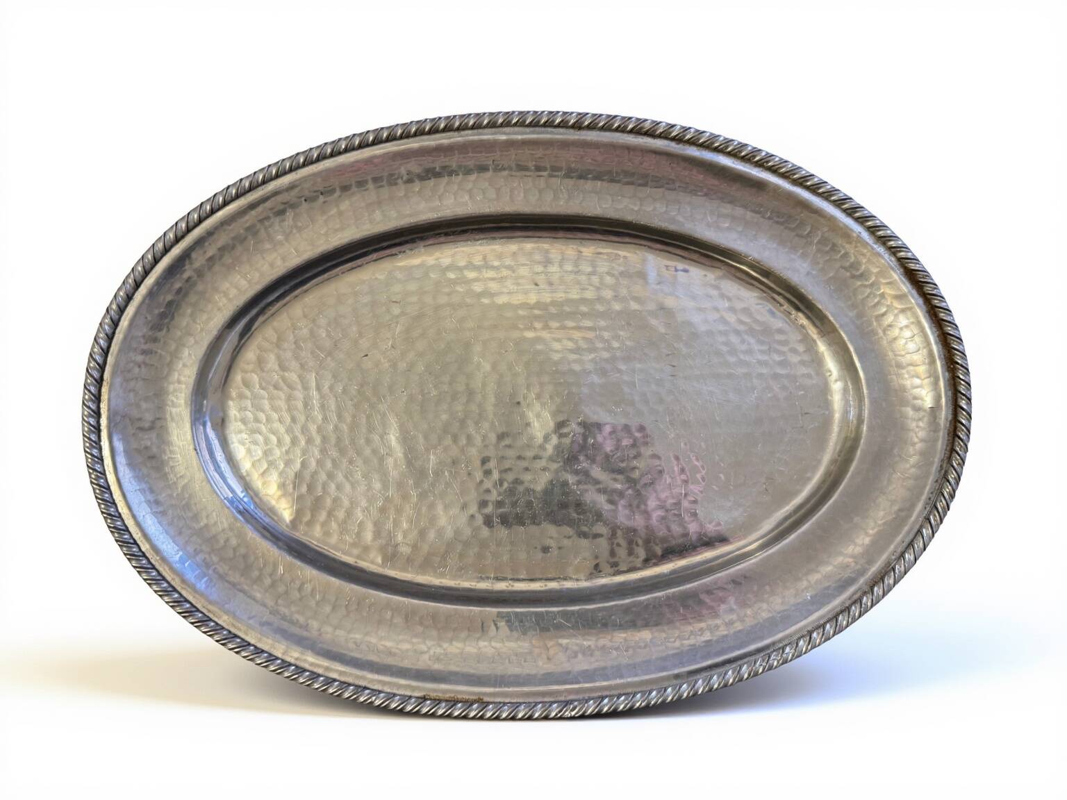 Tray in 95% pewter, hand-hammered, Italian production from the 1960s.