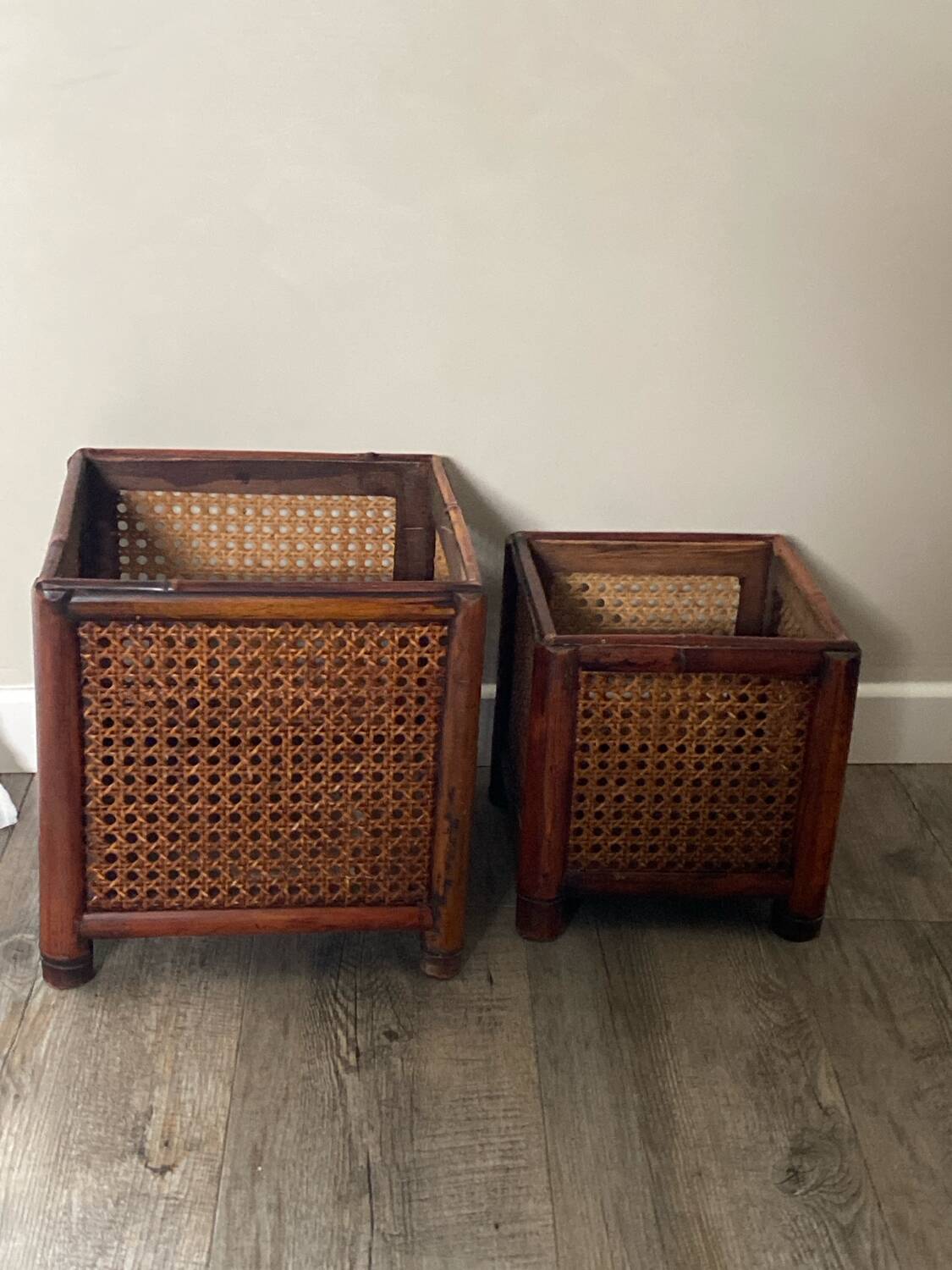 Caches-pots vintage en bois et cannage