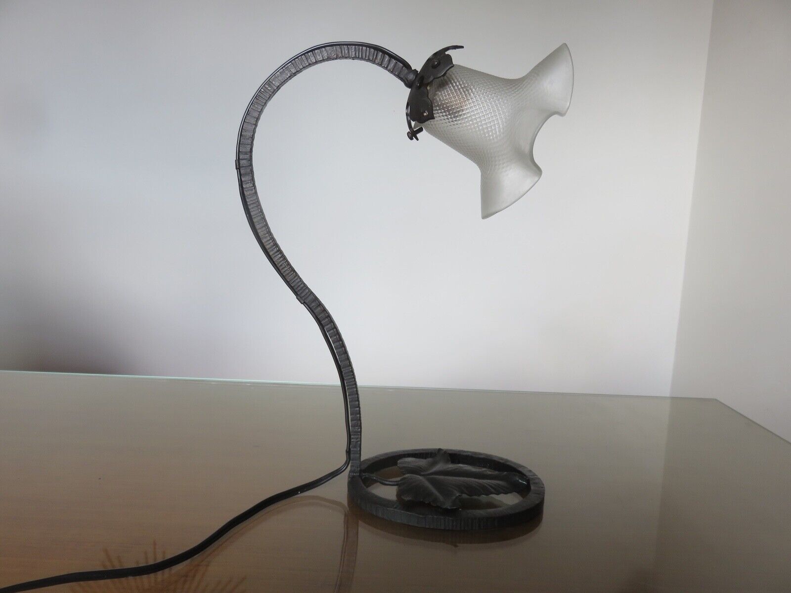 Art deco lamp in hammered wrought iron and tulip in glass, 30s 40s