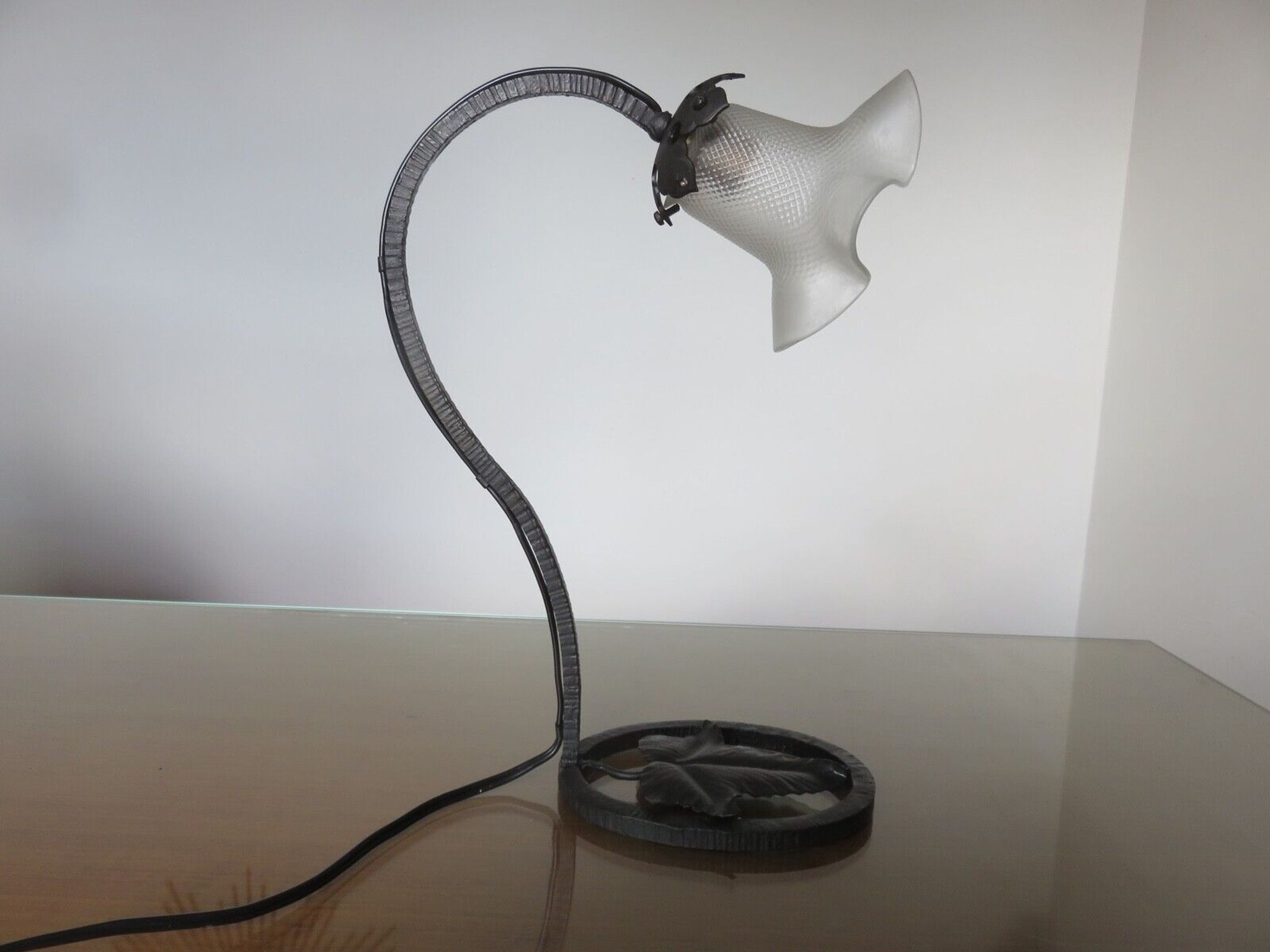 Art deco lamp in hammered wrought iron and tulip in glass, 30s 40s