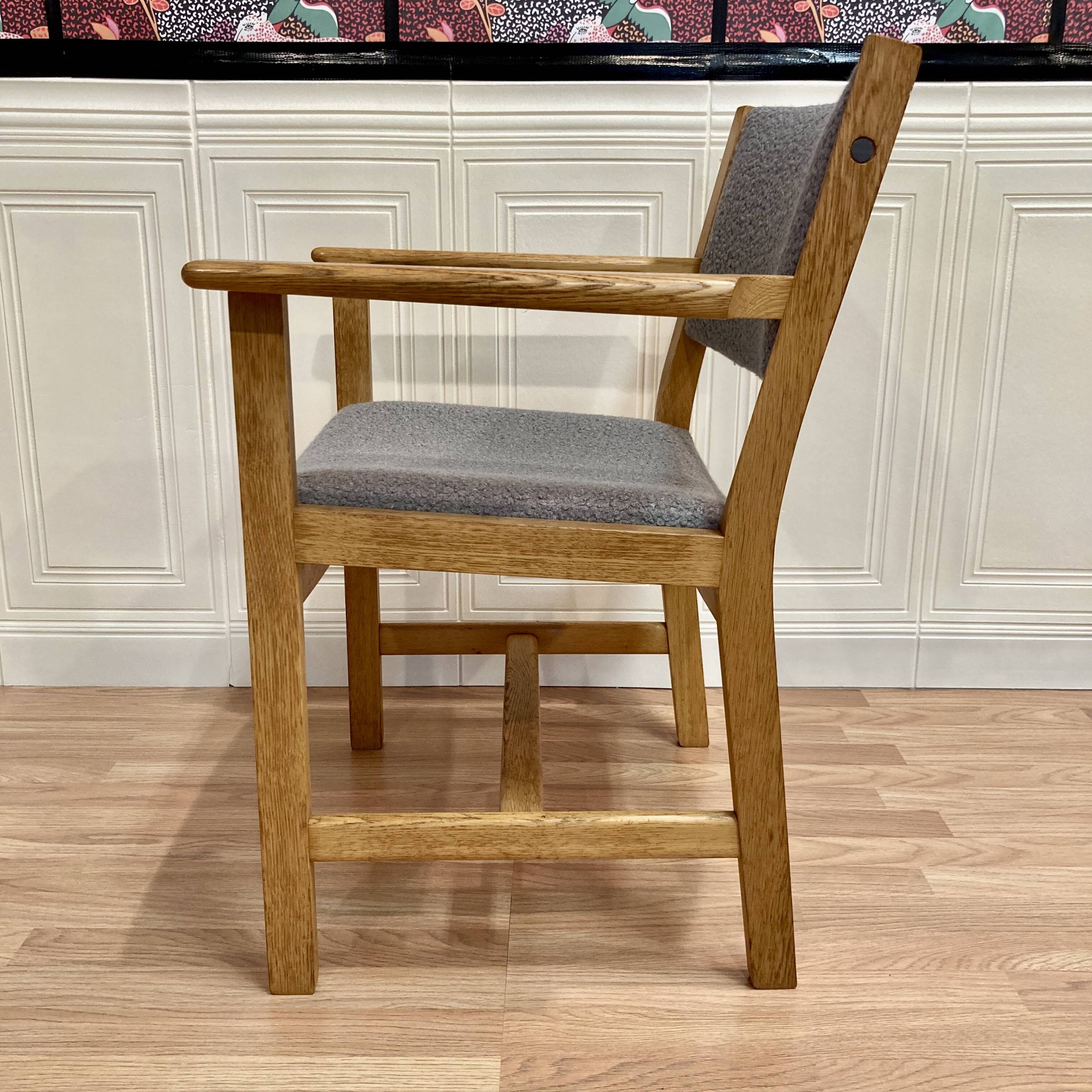 Fauteuil design scandinave avec estampille "hans wegner" 1960.