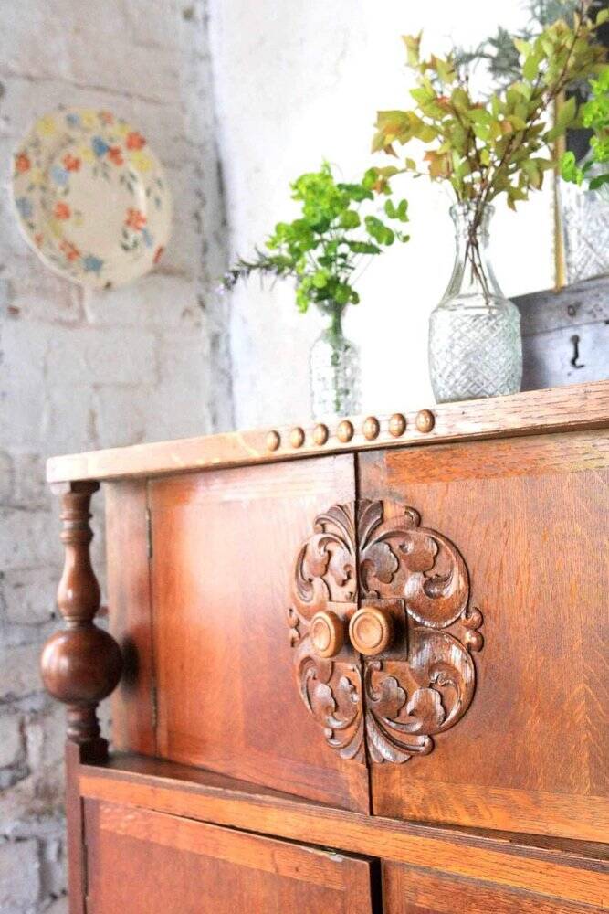 Placard ancien en chêne sculpté marron, fin XIXe, panneaux décoratifs et montants tournés