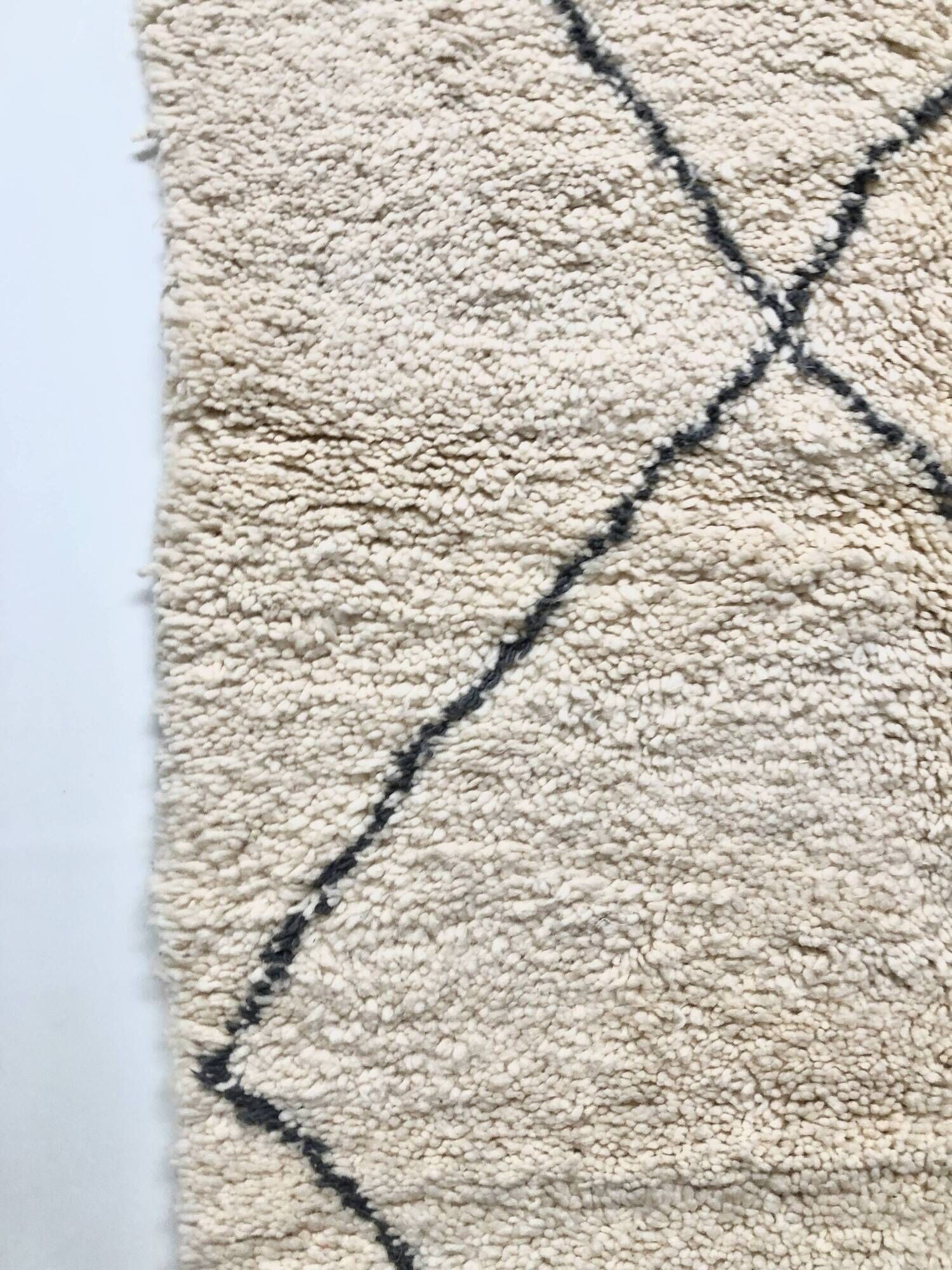 Moroccan Berber carpet Beni Ouarain with dark grey diamonds 2.6x1.53m