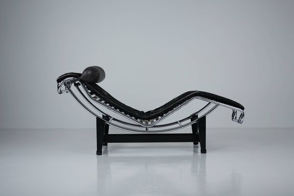 Chaise Longue LC4 en fourrure noire par Le Corbusier et Pierre Jeanneret pour Cassina