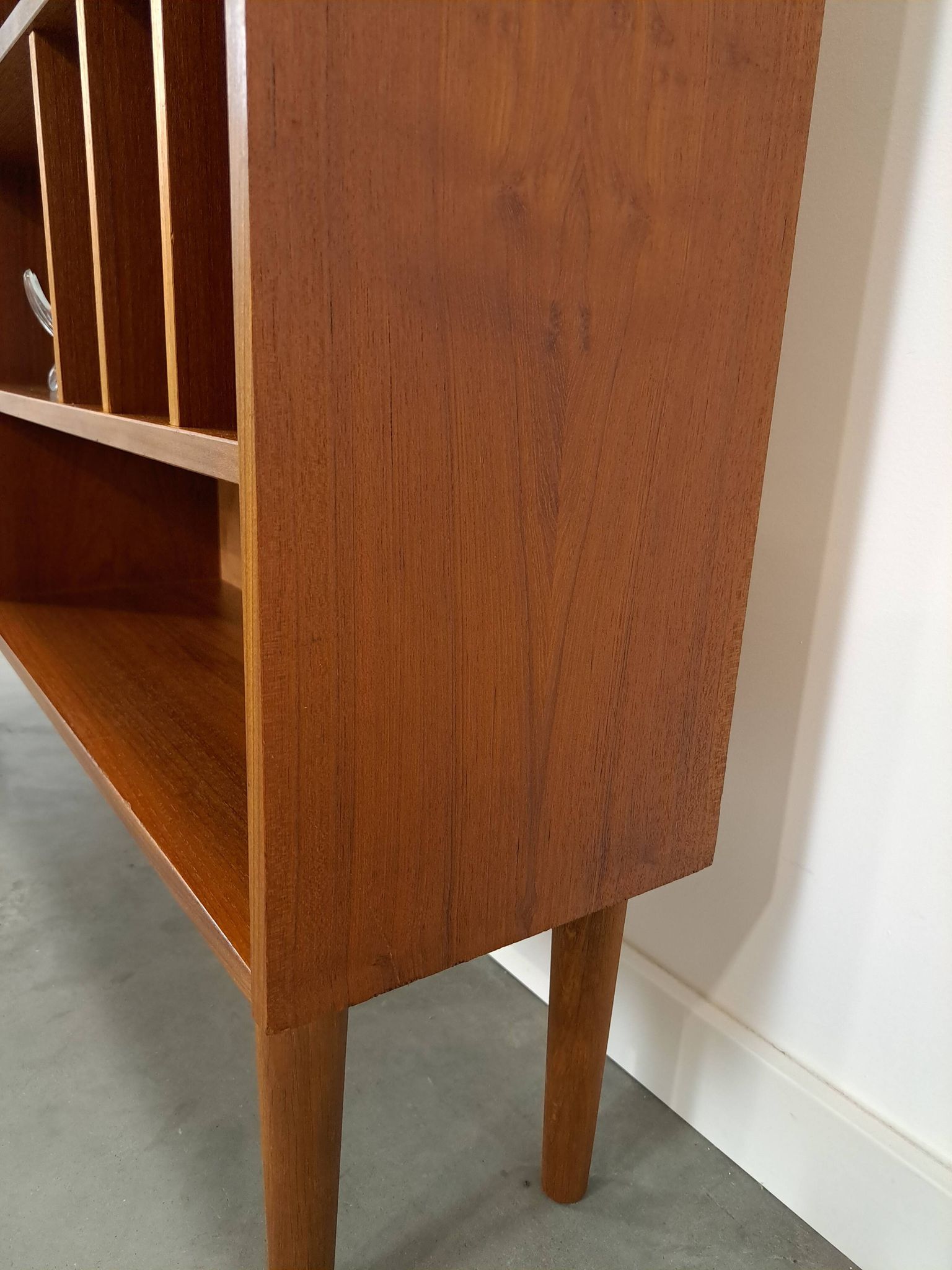 Deens teak vakkenkast met lades en hoge poten, vintage wandkast