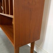 Deens teak vakkenkast met lades en hoge poten, vintage wandkast