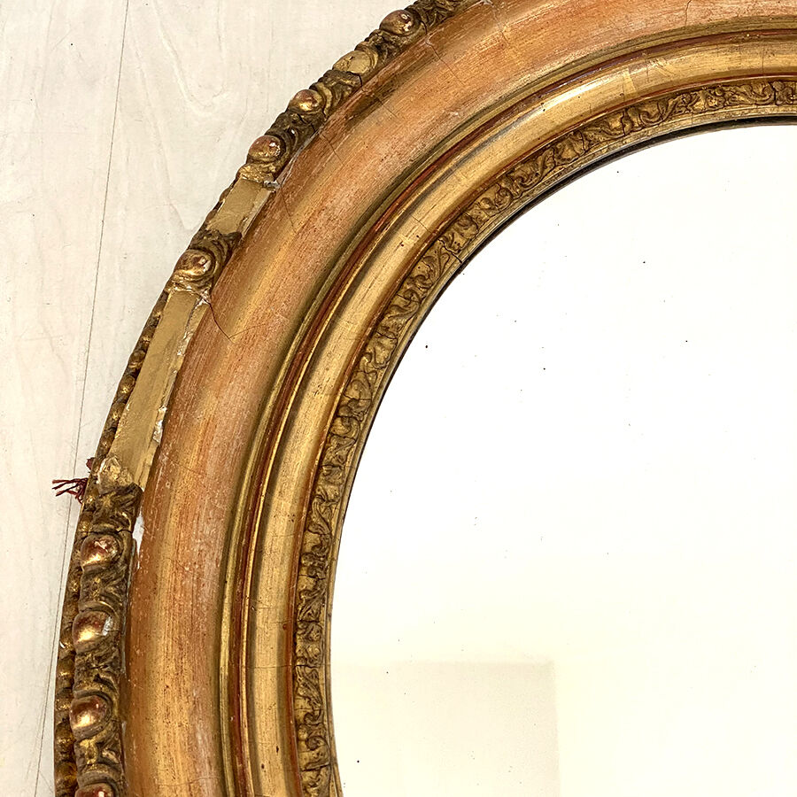 Miroir ovale en bois et stuc doré