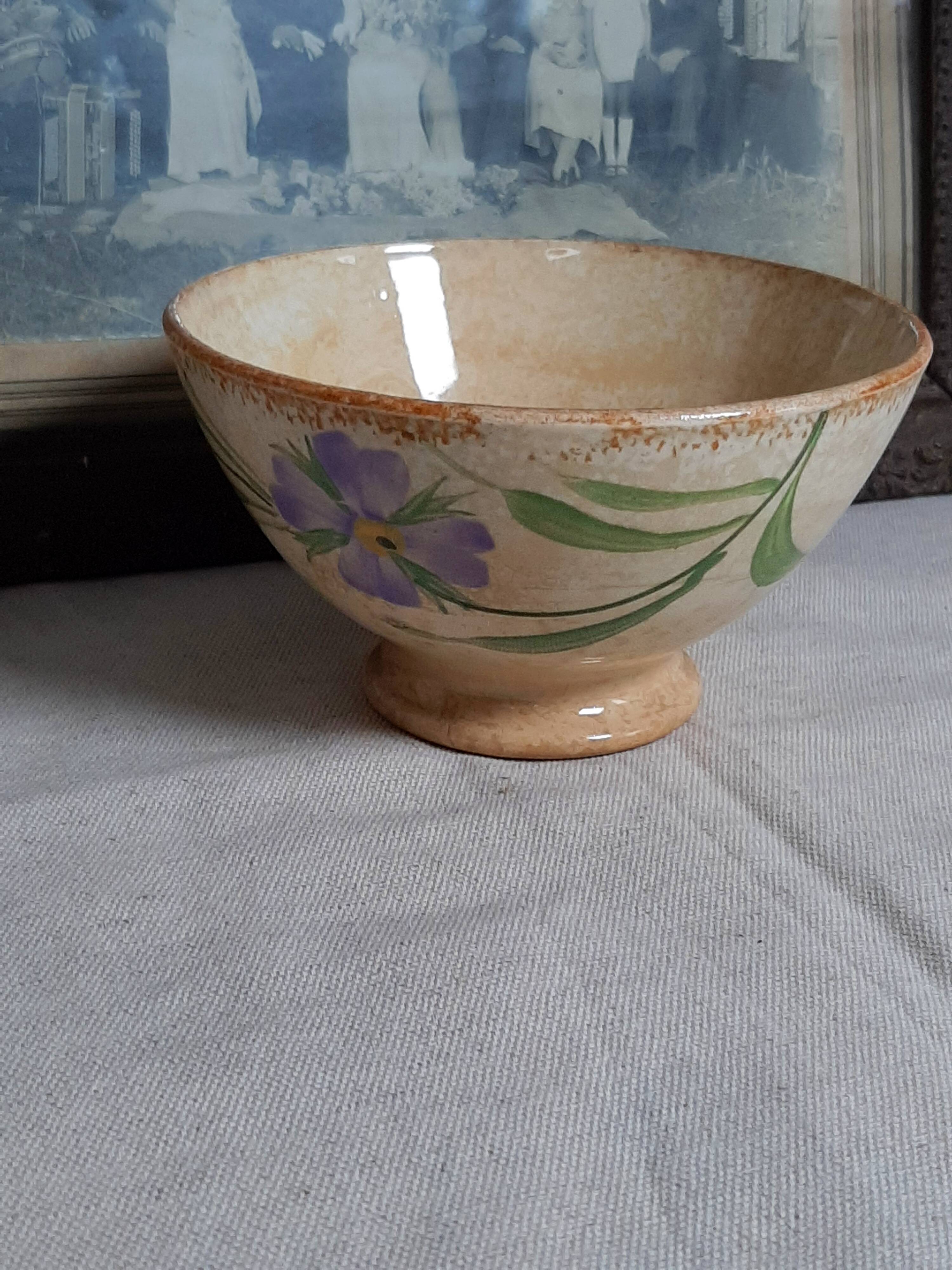 Old bowl in earthenware with floral decoration.
