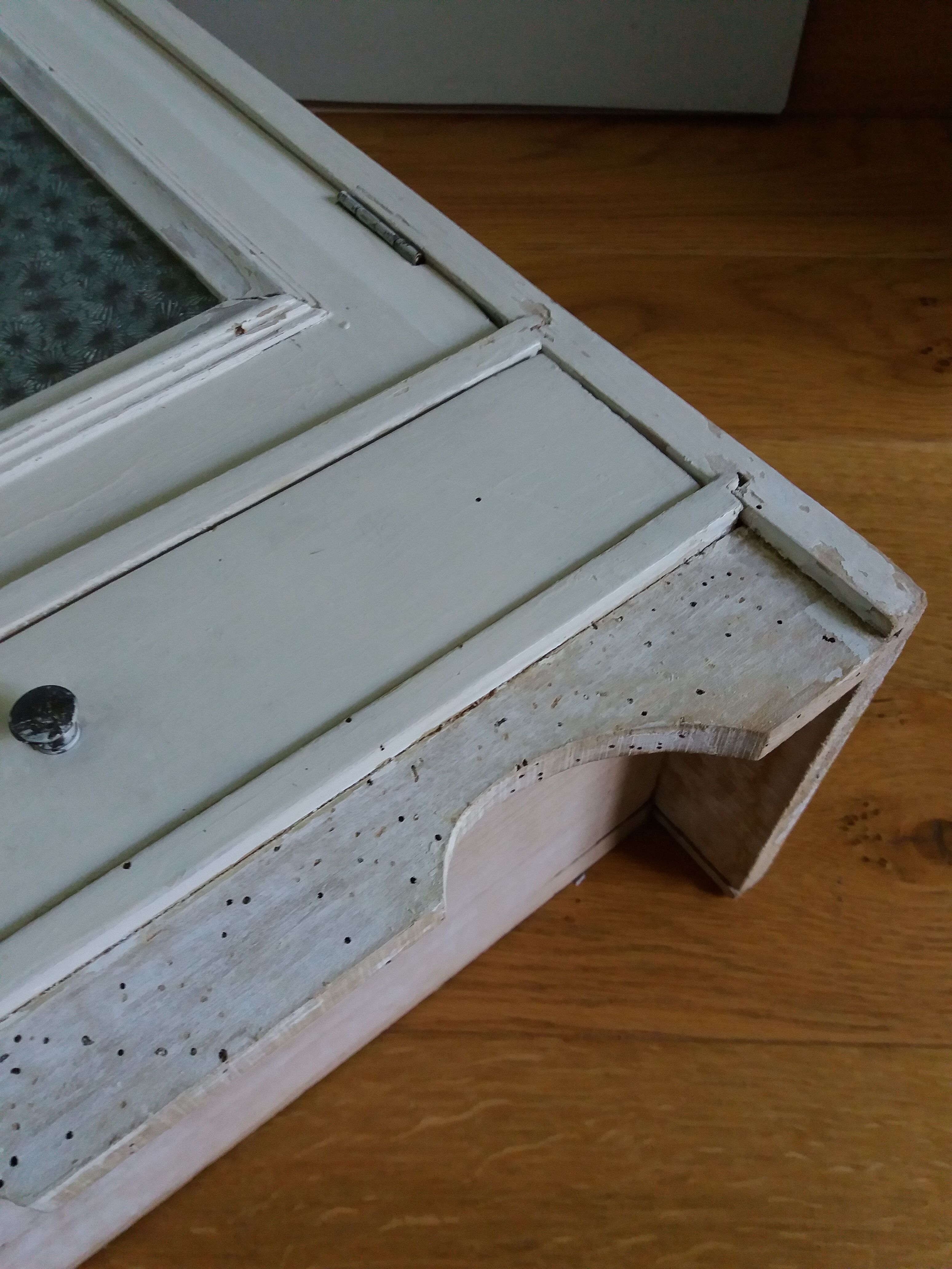 Medicine or toilet cabinet