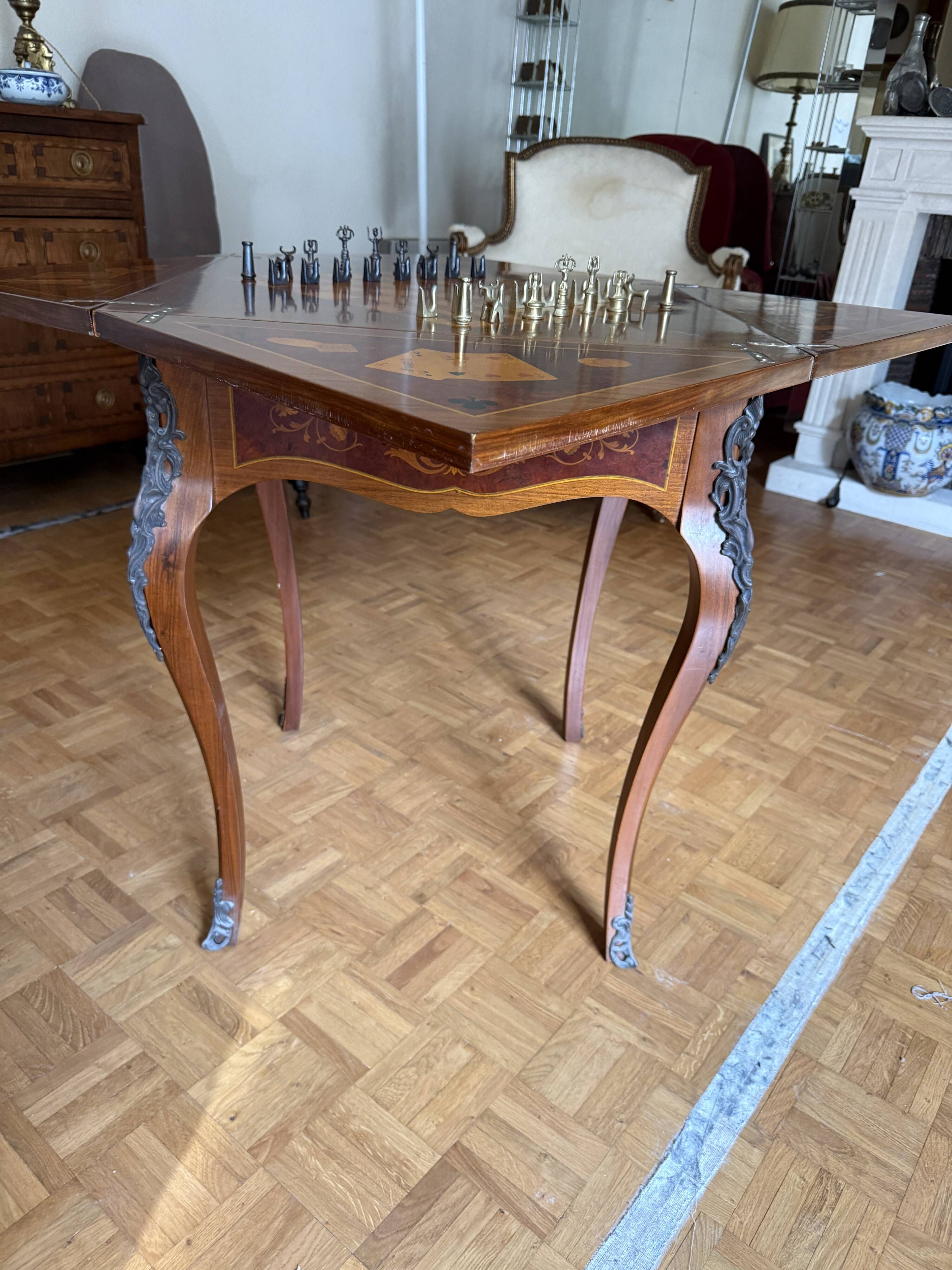 Table à jeux mouchoir style Louis XV marqueterie échecs