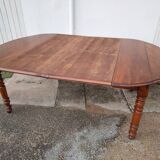 Extendable oval table