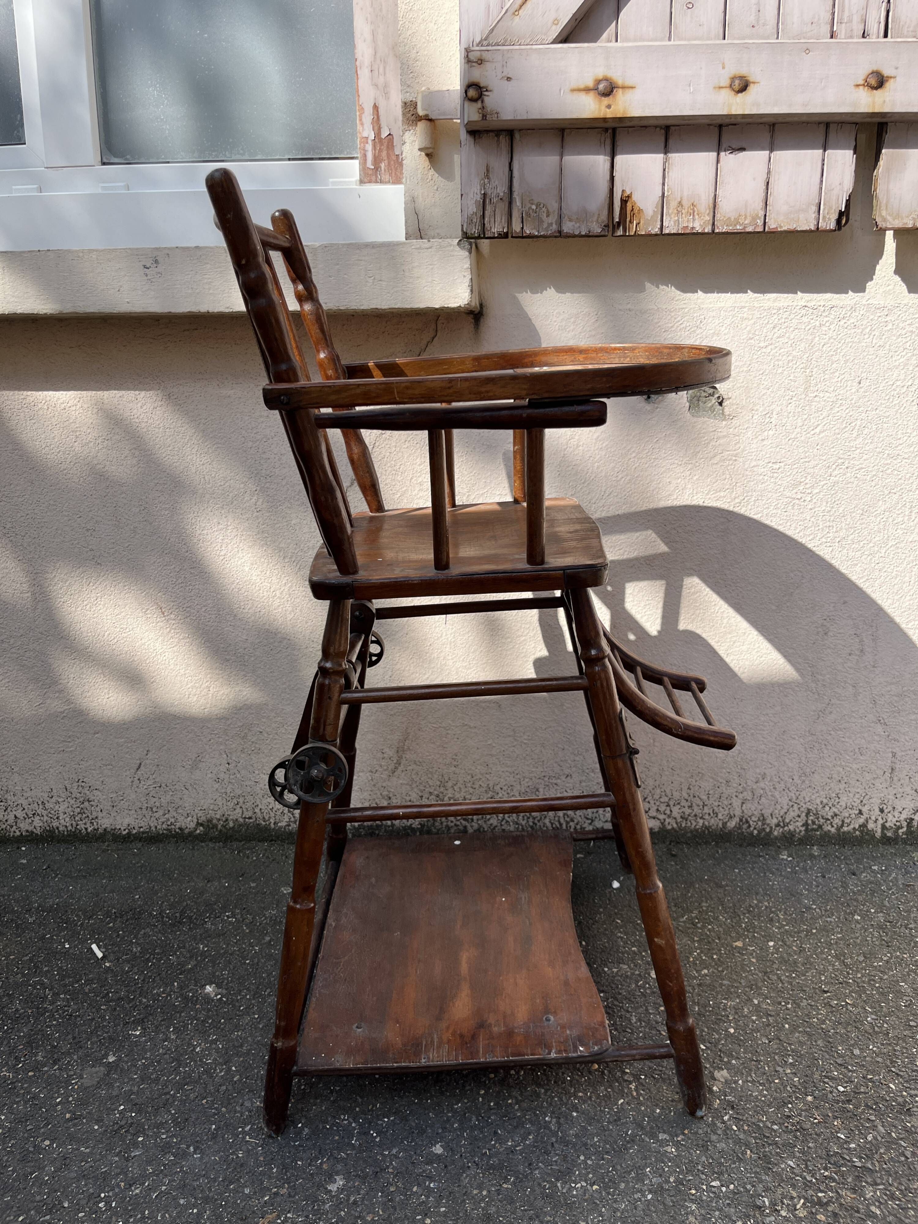 Chaise haute pour bébé en bois transformable en petit bureau des  année 50