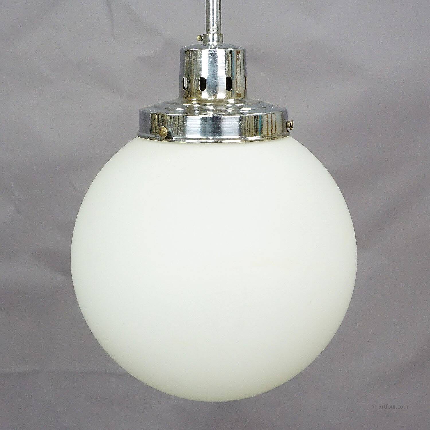 Suspension ancienne de style Bauhaus avec abat-jour en verre opaline