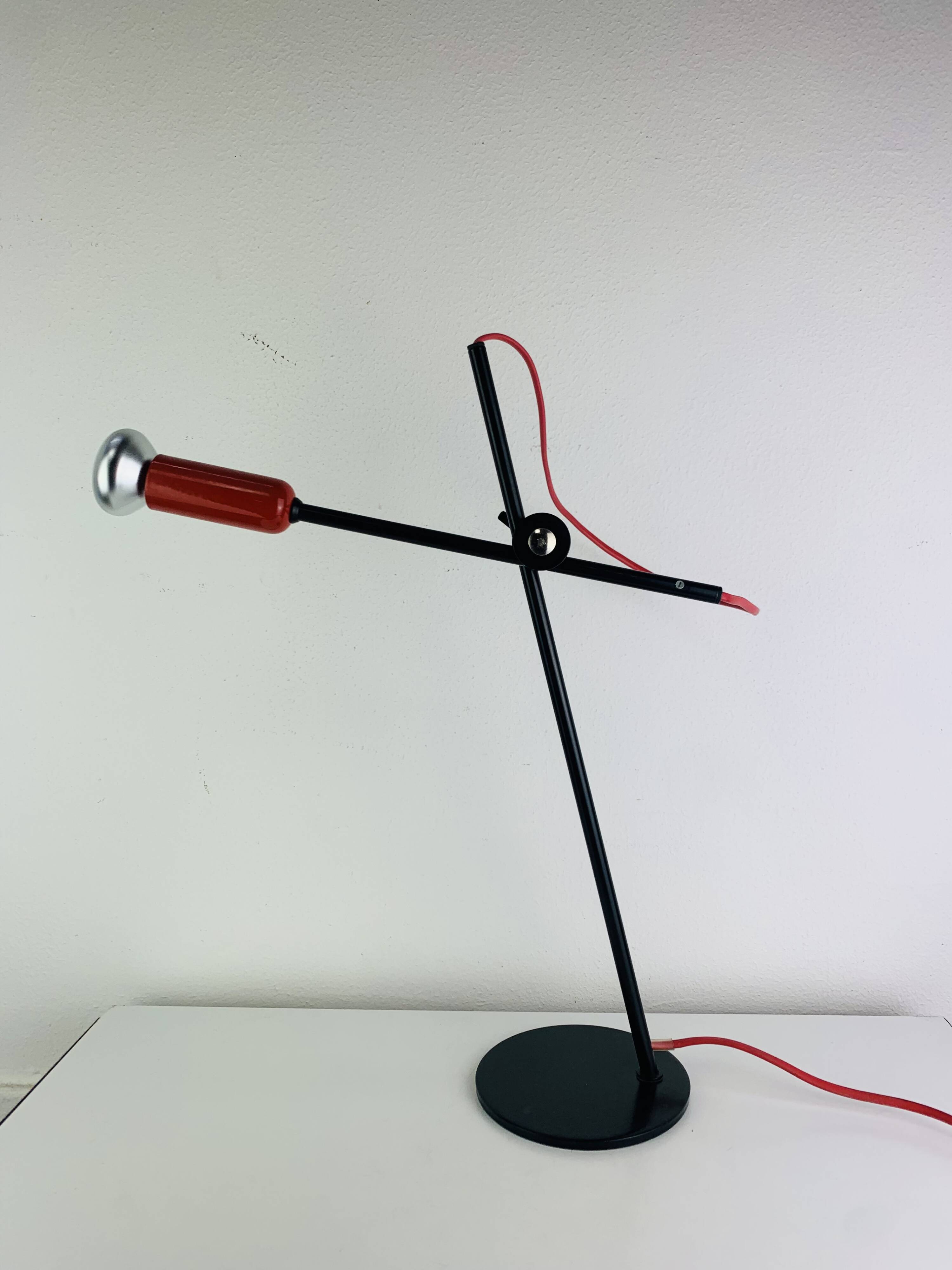 Lampe spot années 80, métal rouge et noir, vintage